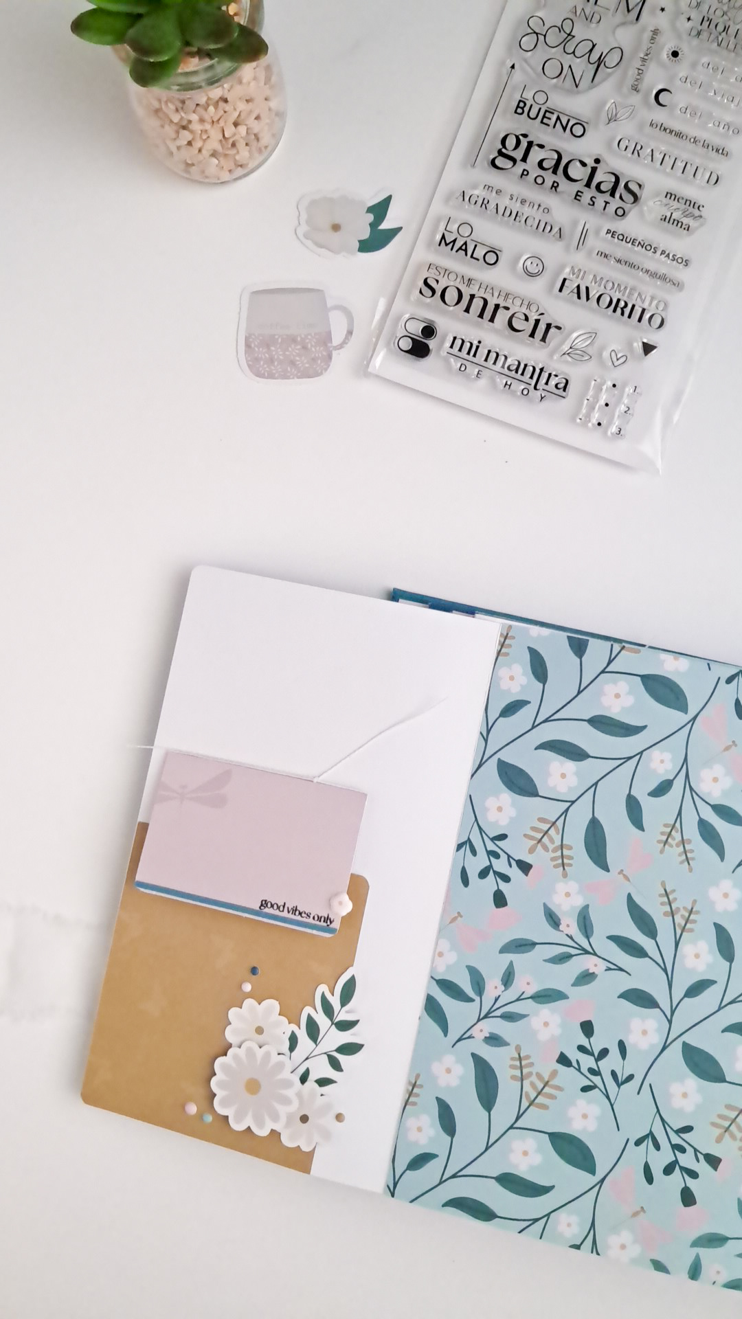 Detalle del interior del mini álbum decorado con Mi Calma y sello Gratitud