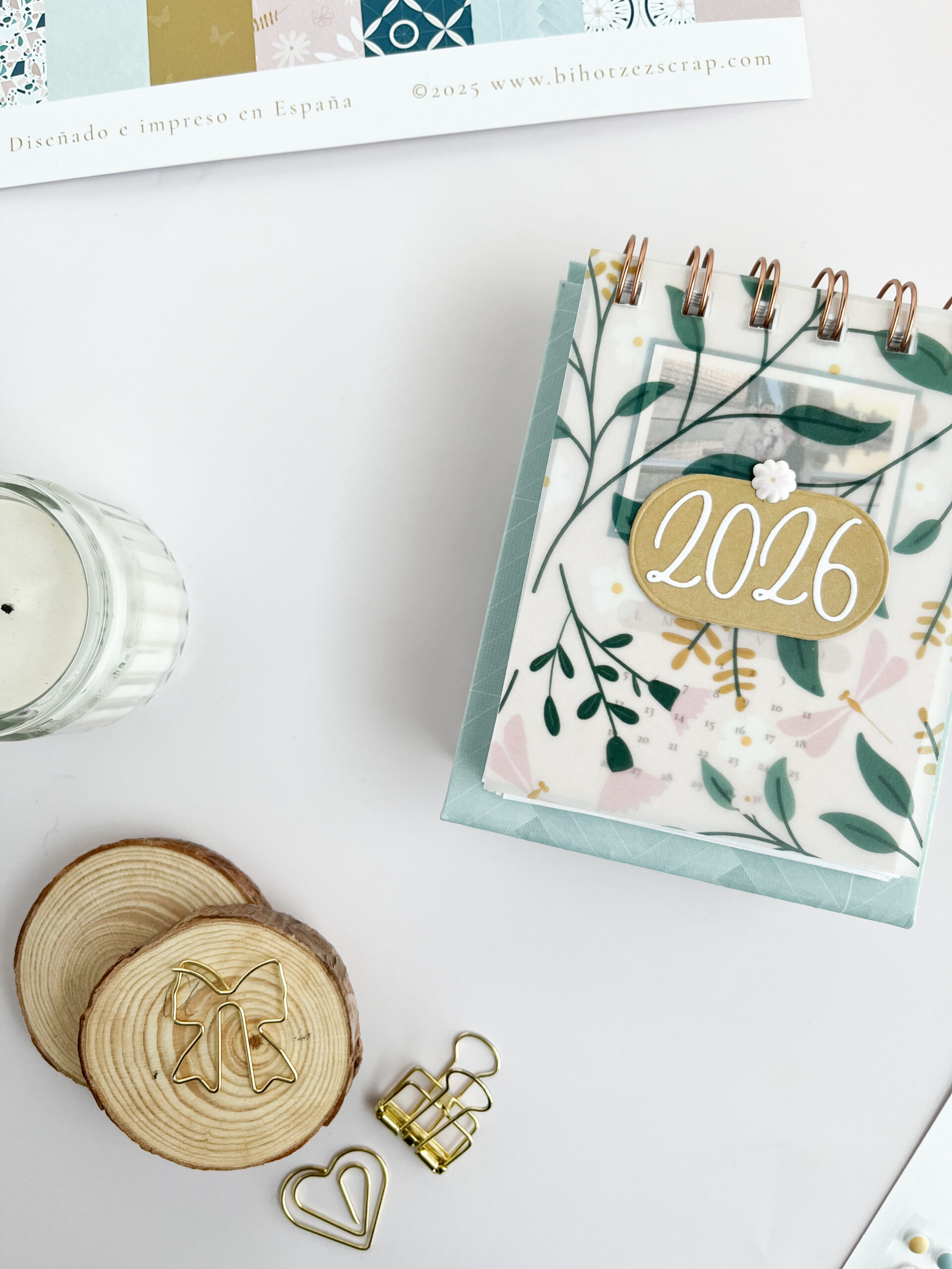 Estructura del calendario scrapbooking con cartón y papeles decorados