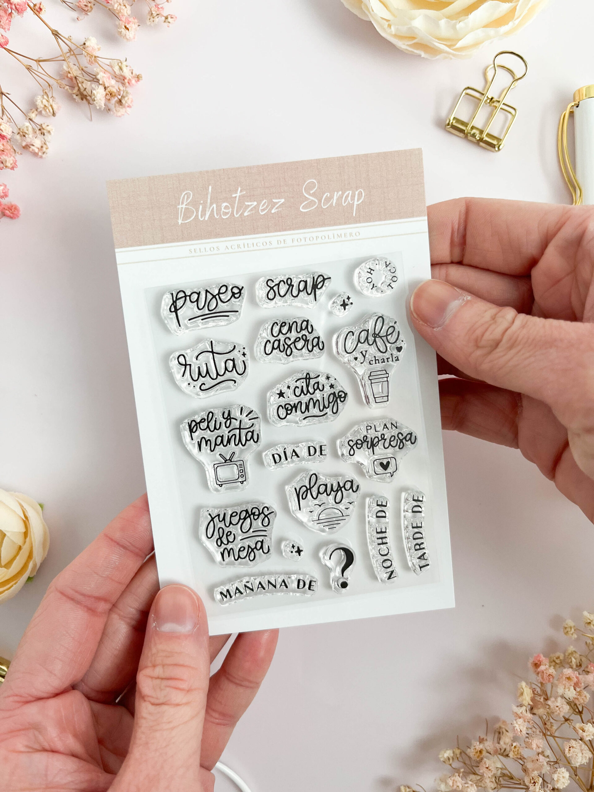 Sello acrílico planes para scrapbooking con palabras de actividades.