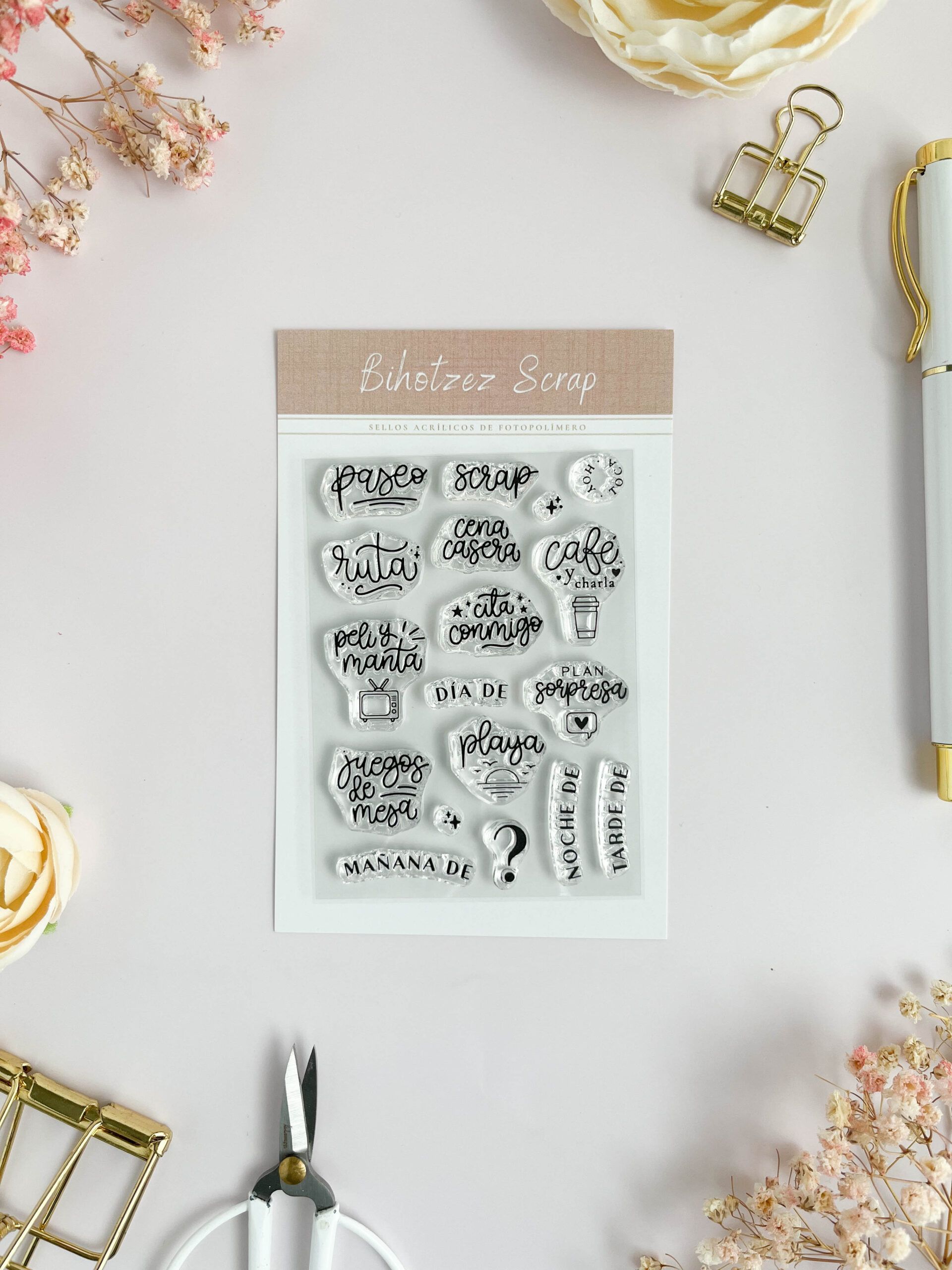 Sello acrílico planes para scrapbooking con palabras de actividades.