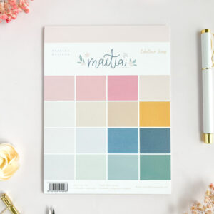 Papeles básicos de la colección Maitia en tonos coordinados, ideales para proyectos de scrapbooking