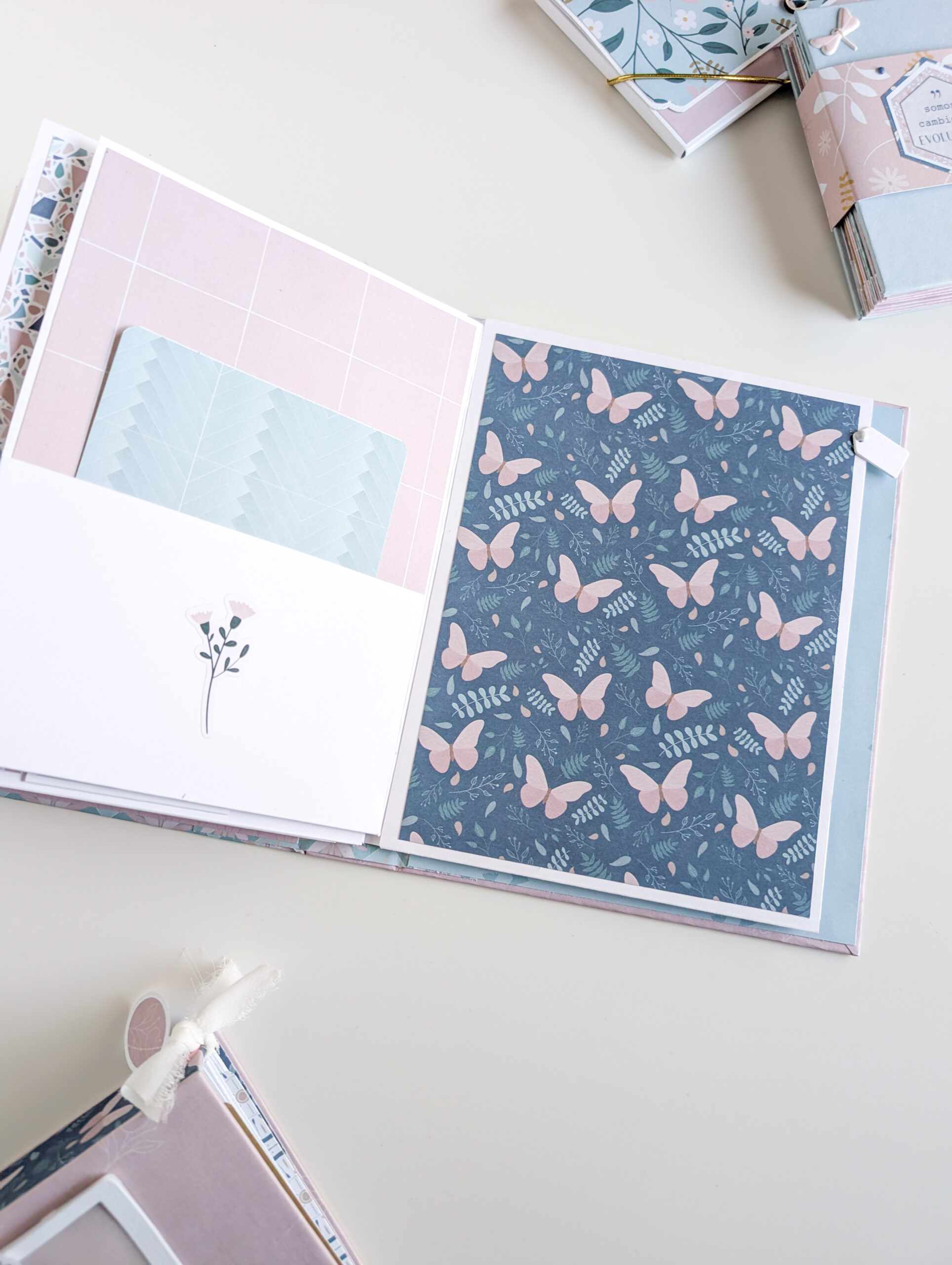 Álbum de scrapbooking hecho a mano con la colección Mi Calma de Bihotzez Scrap.