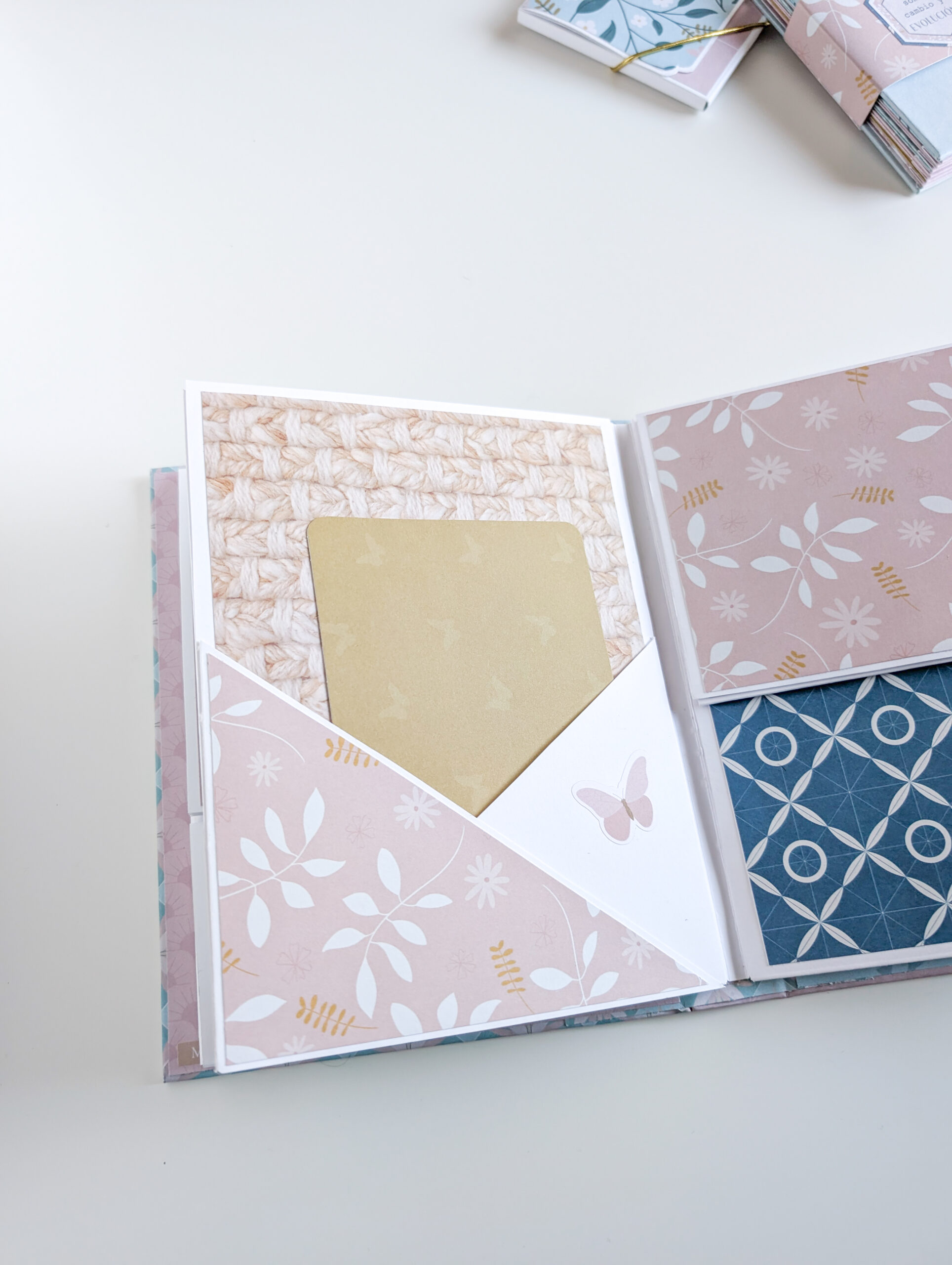 Álbum de scrapbooking hecho a mano con la colección Mi Calma de Bihotzez Scrap.