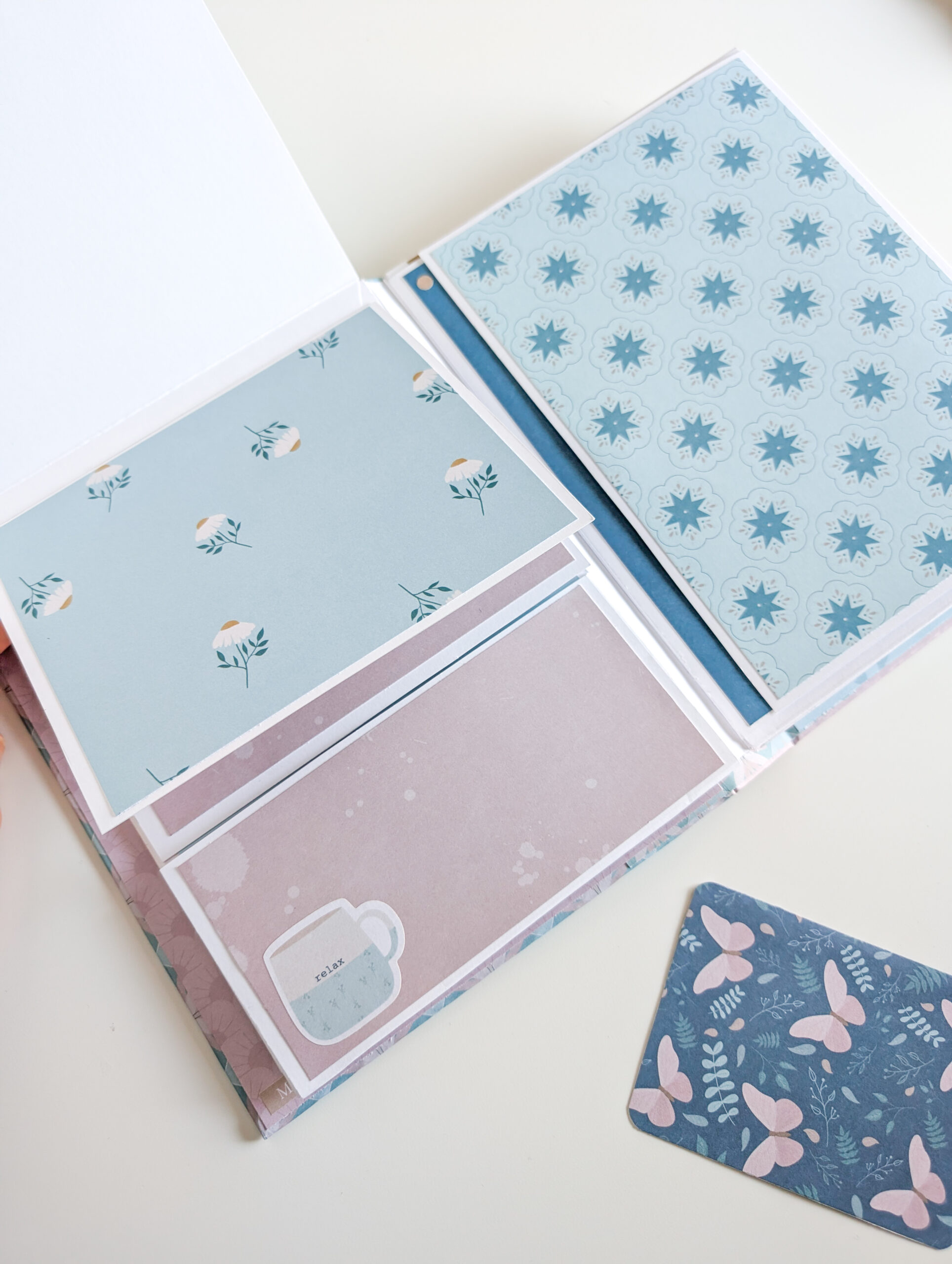 Álbum de scrapbooking hecho a mano con la colección Mi Calma de Bihotzez Scrap.