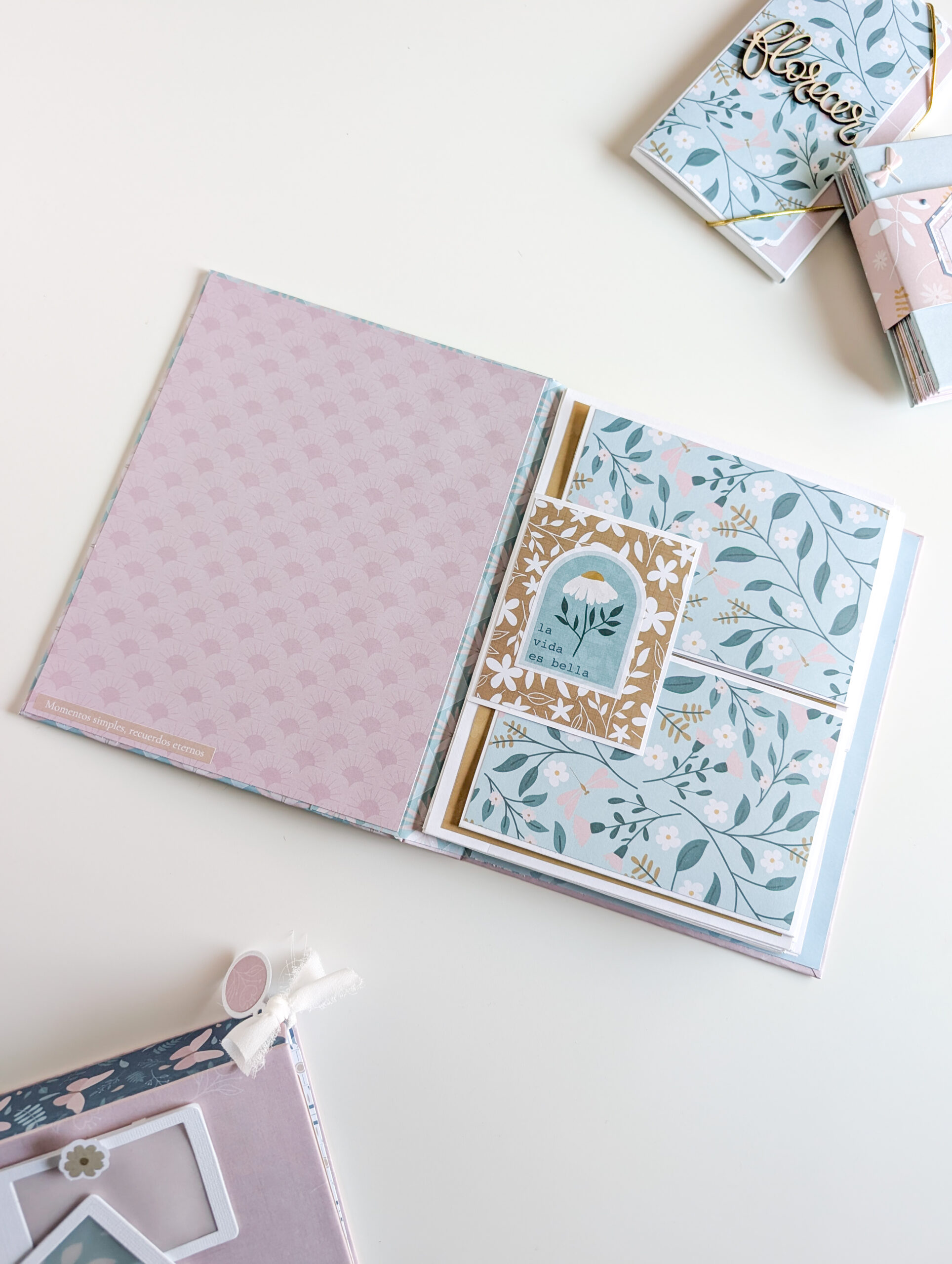 Álbum de scrapbooking hecho a mano con la colección Mi Calma de Bihotzez Scrap.