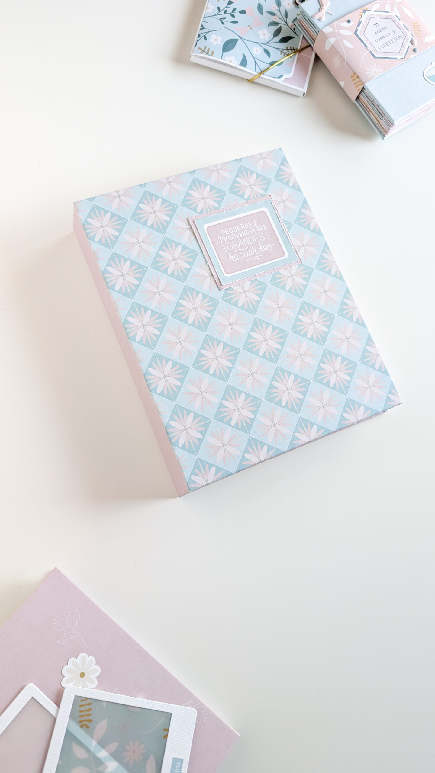 Álbum de scrapbooking hecho a mano con la colección Mi Calma de Bihotzez Scrap.