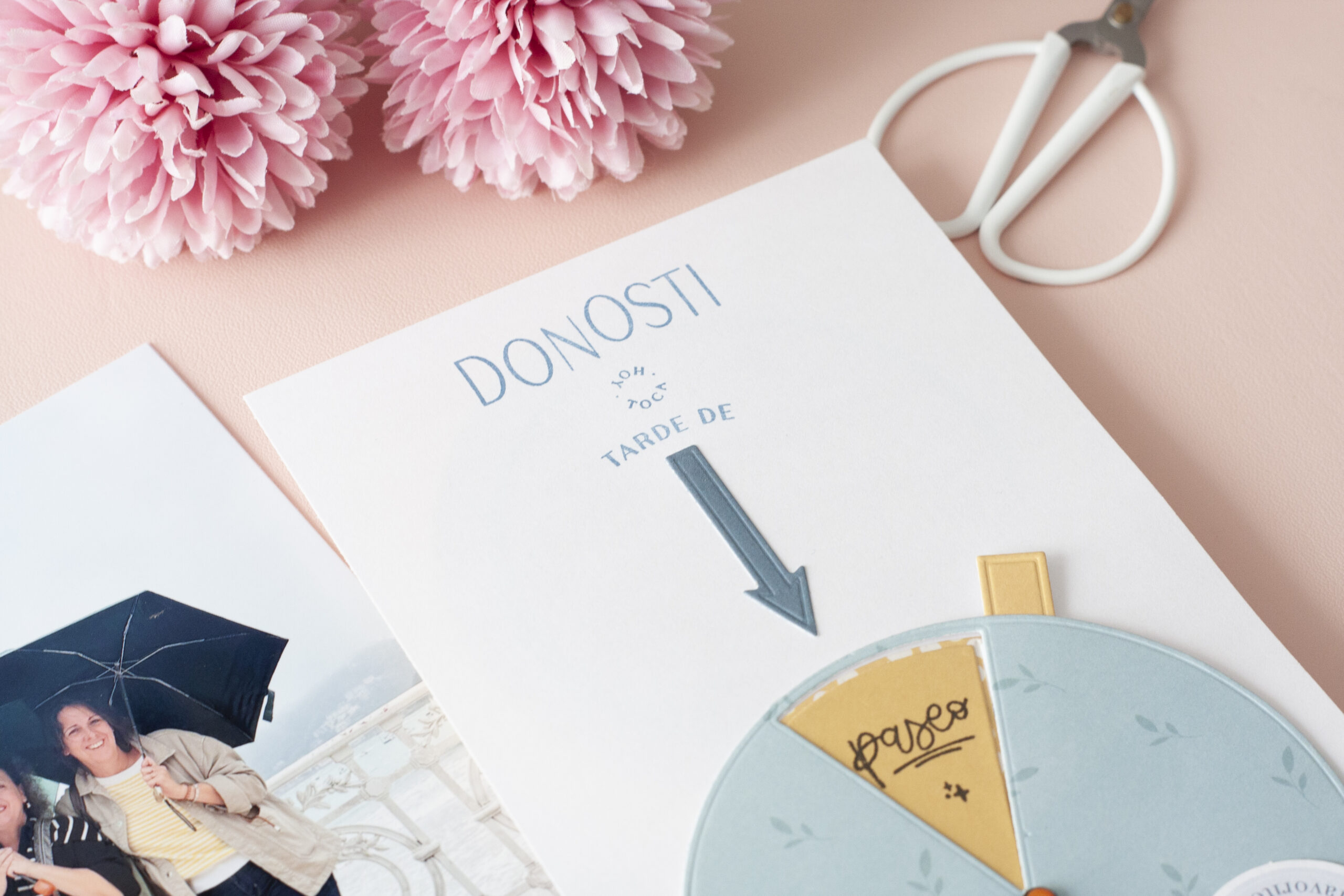 Páginas de journal de scrapbooking usando Maitia de Bihotzez Scrap y el troquel de la ruleta