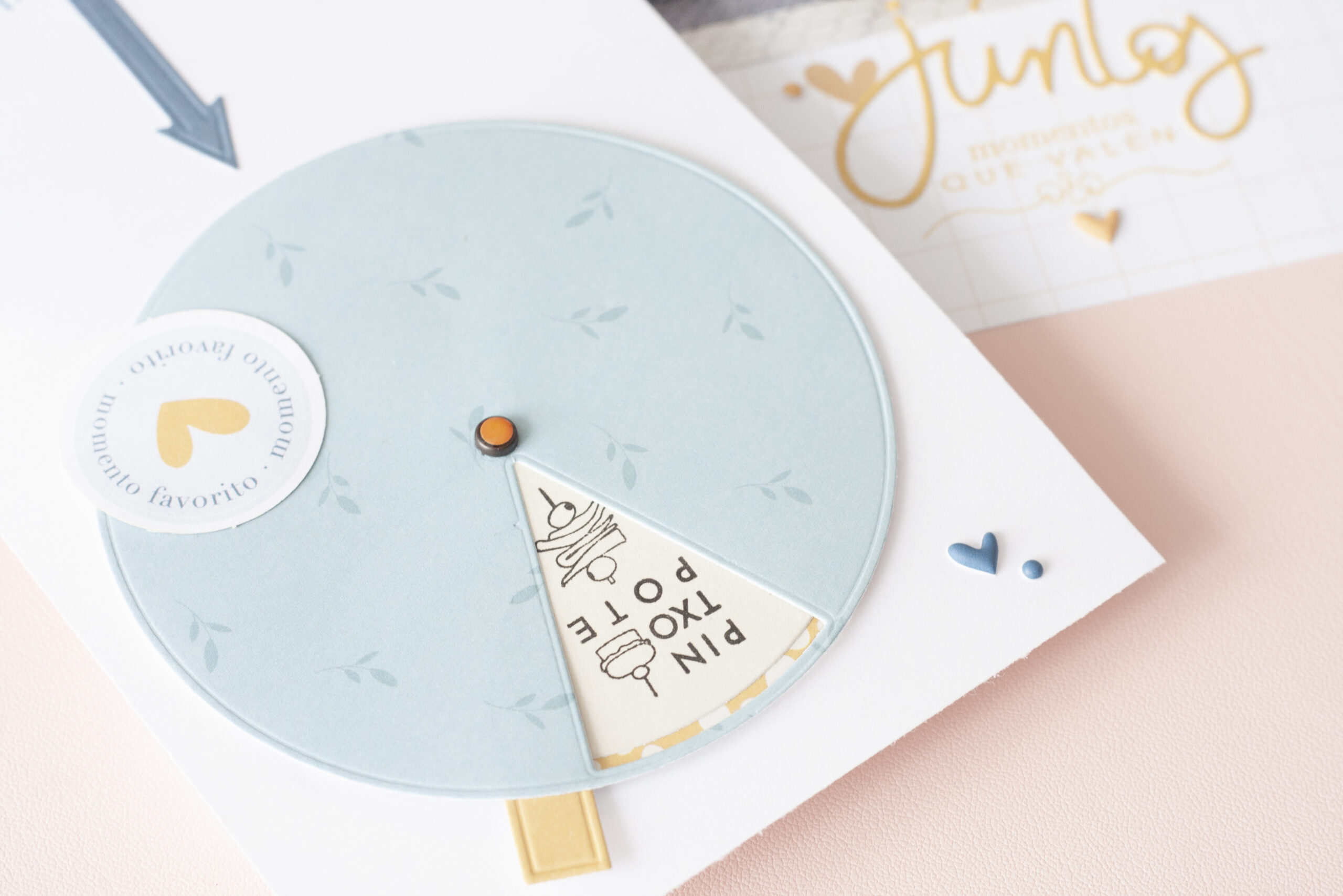 Páginas de journal de scrapbooking usando Maitia de Bihotzez Scrap y el troquel de la ruleta