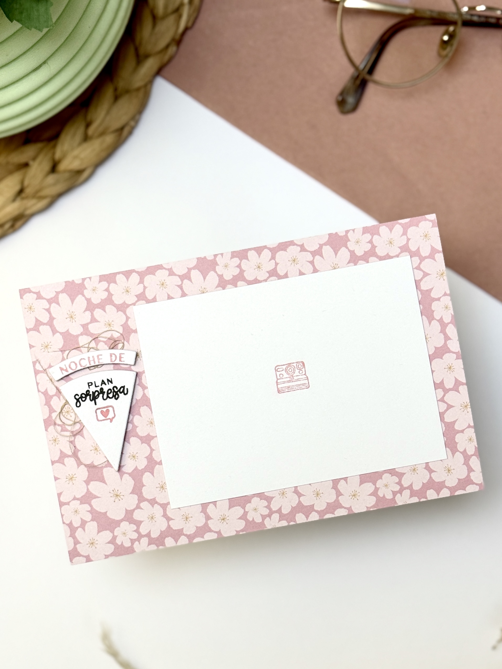 Página de Project Life con tarjetas decoradas handmade usando sellos y papeles Maitia.