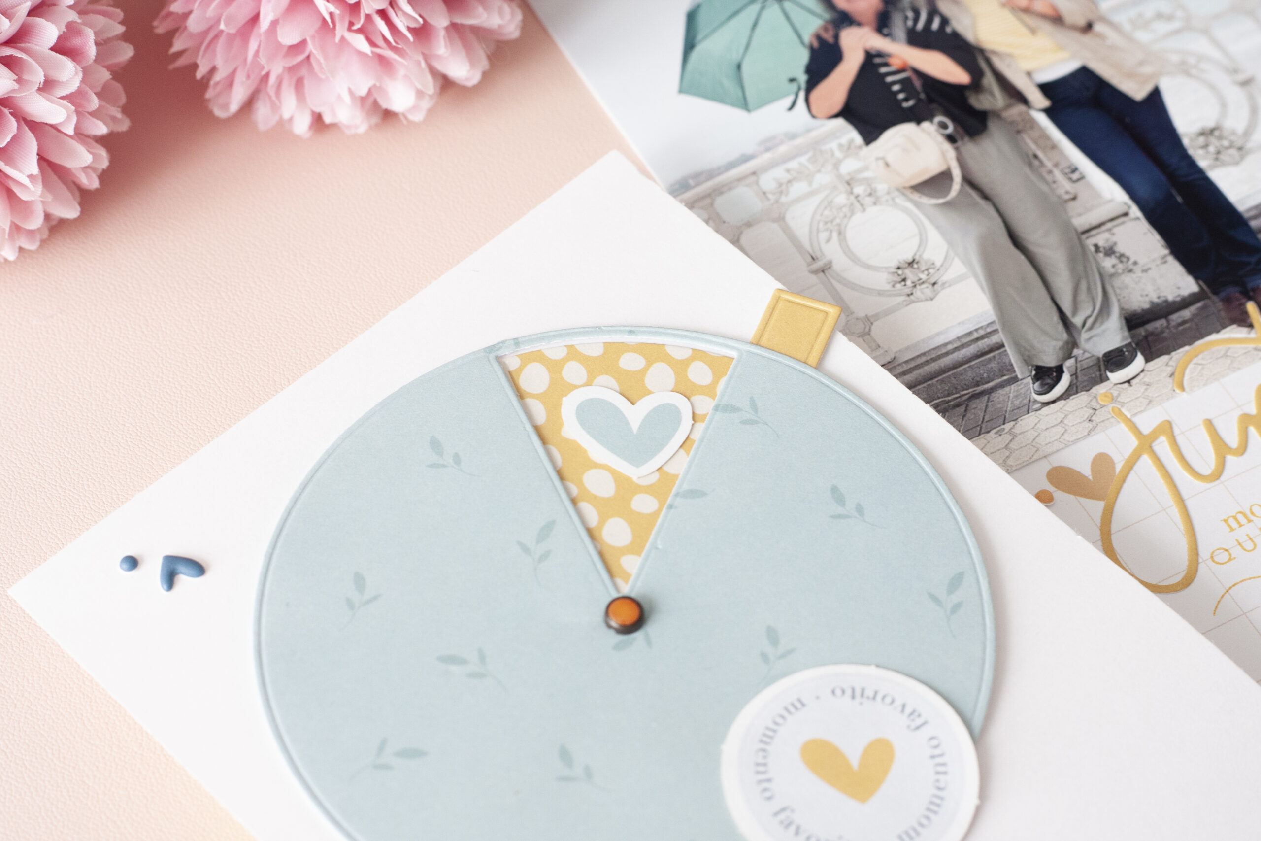 Páginas de journal de scrapbooking usando Maitia de Bihotzez Scrap y el troquel de la ruleta