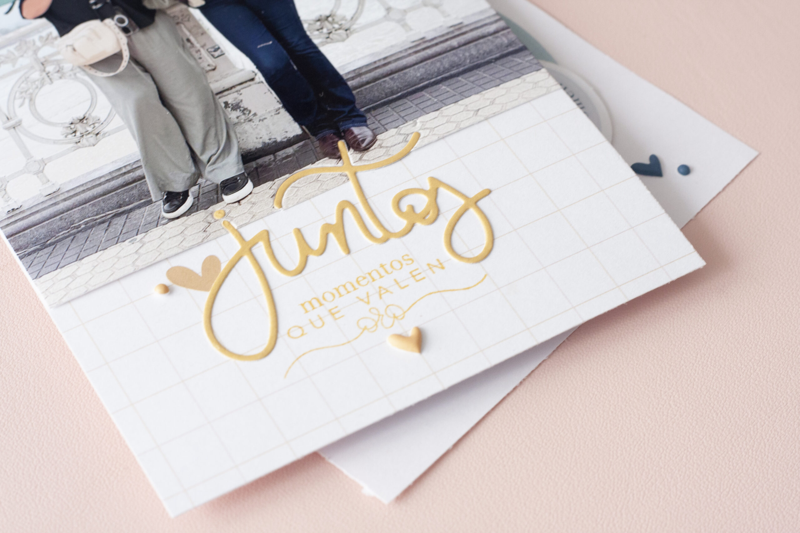 Páginas de journal de scrapbooking usando Maitia de Bihotzez Scrap y el troquel de la ruleta