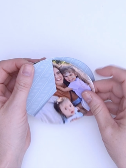 Tarjeta interactiva de scrapbooking con ruleta con la colección Maitia de Bihotzez Scrap.