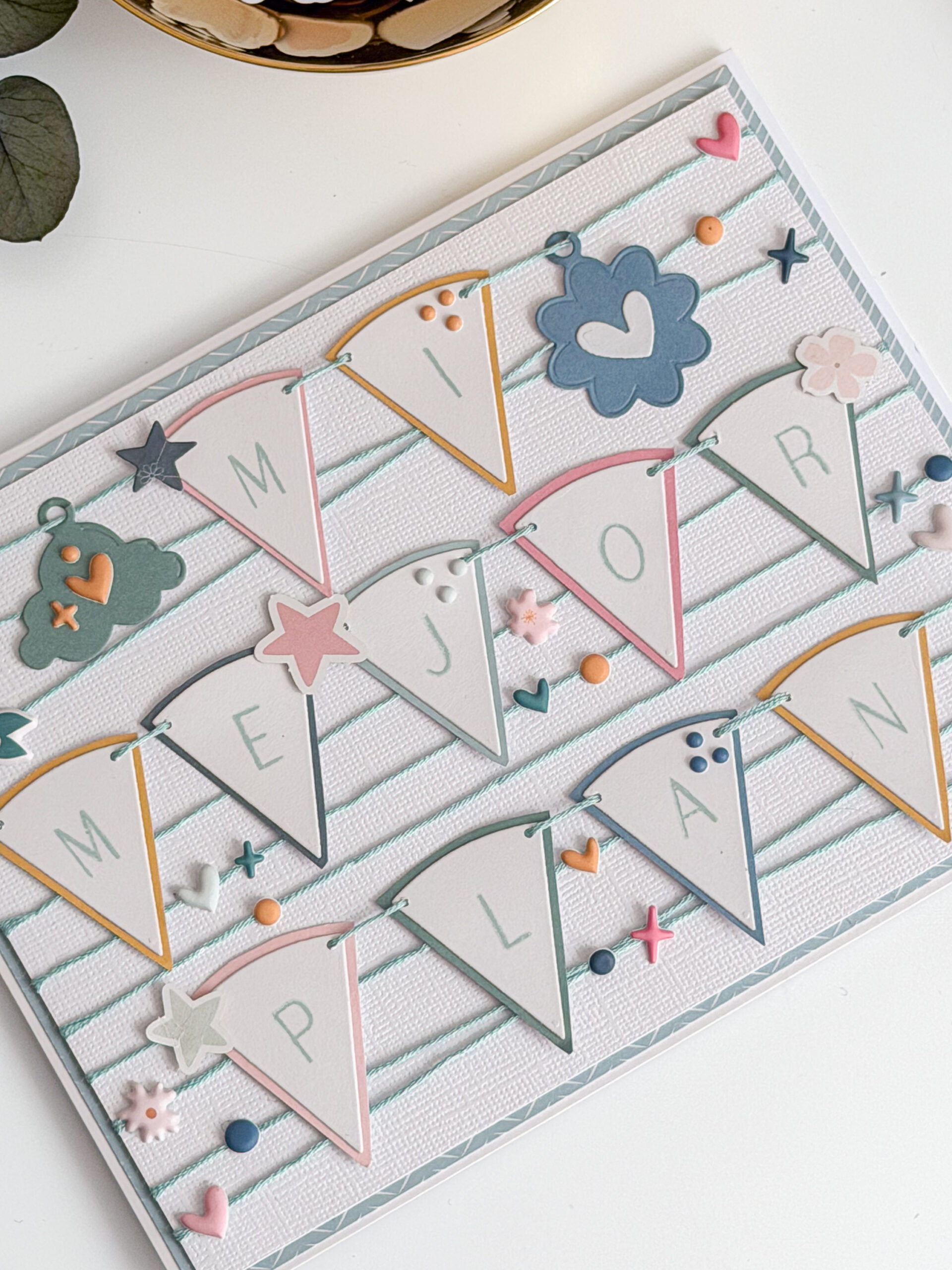 Tarjeta interactiva de scrapbooking con ruleta con la colección Maitia de Bihotzez Scrap.