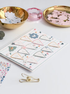 Tarjeta interactiva de scrapbooking con ruleta con la colección Maitia de Bihotzez Scrap.