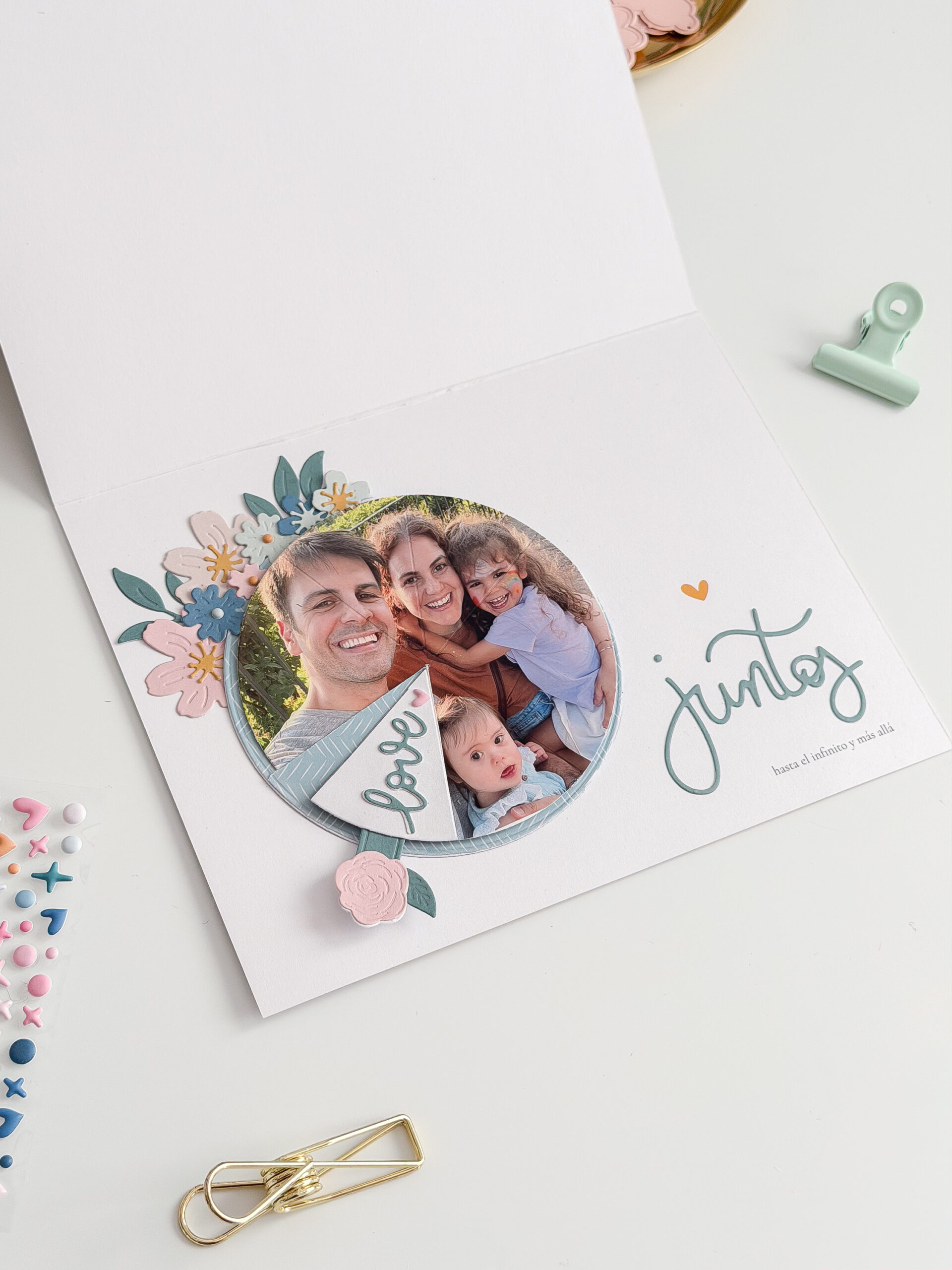 Tarjeta interactiva de scrapbooking con ruleta con la colección Maitia de Bihotzez Scrap.