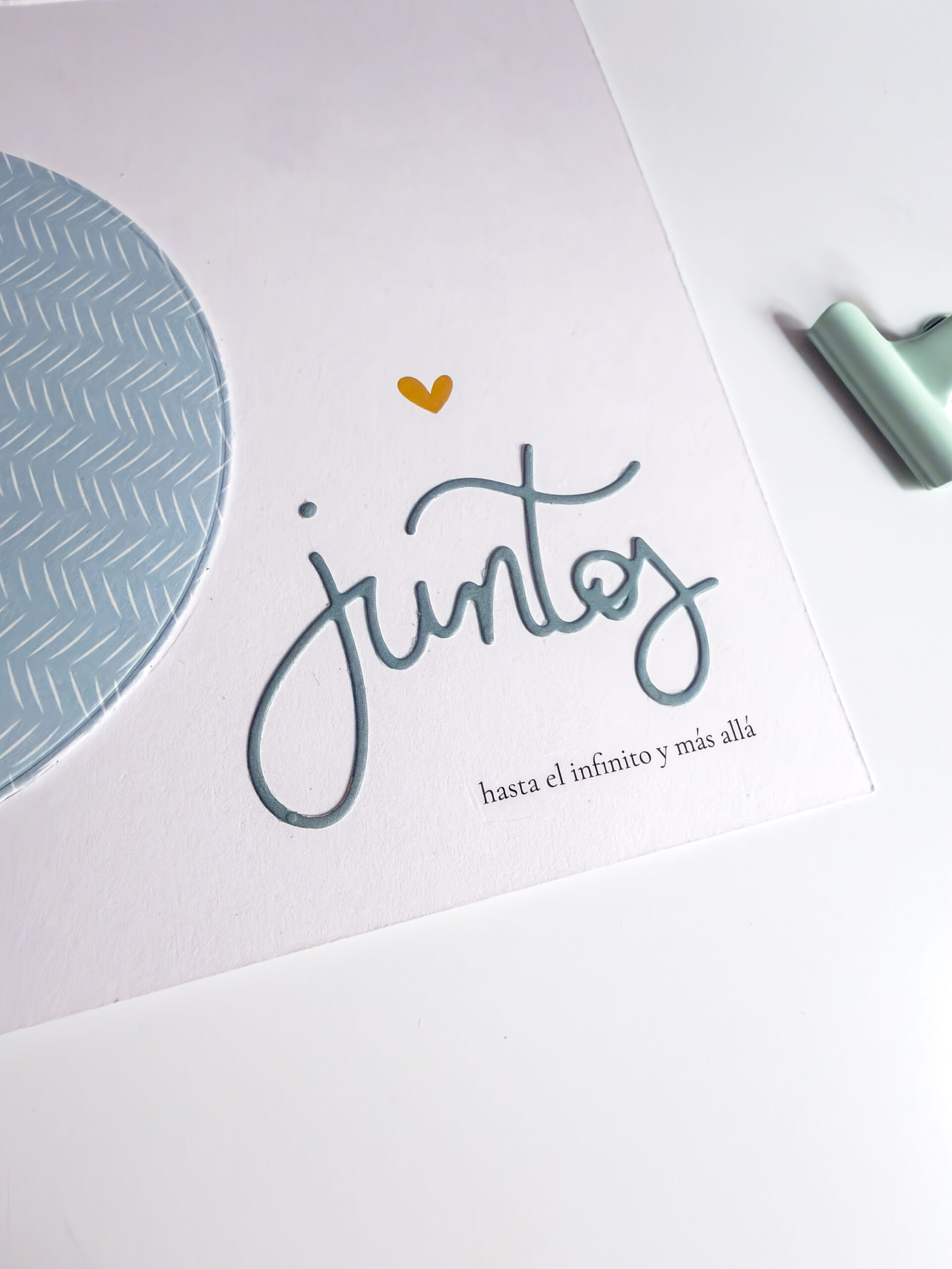 Tarjeta interactiva de scrapbooking con ruleta con la colección Maitia de Bihotzez Scrap.