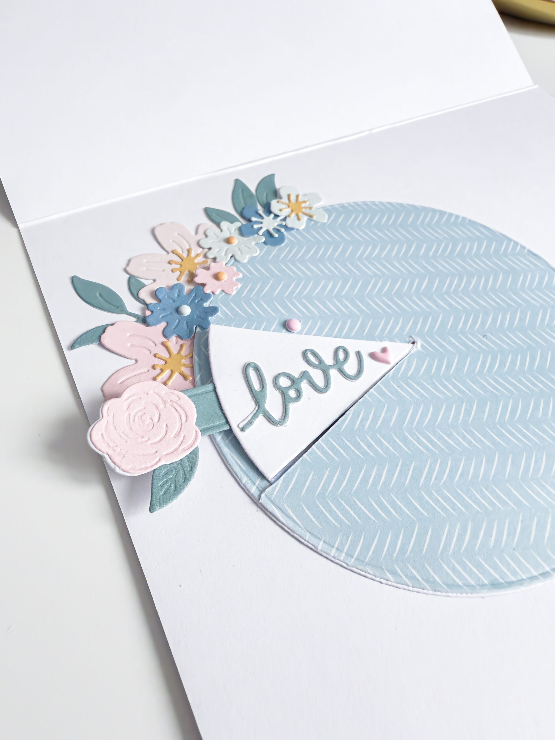 Tarjeta interactiva de scrapbooking con ruleta con la colección Maitia de Bihotzez Scrap.