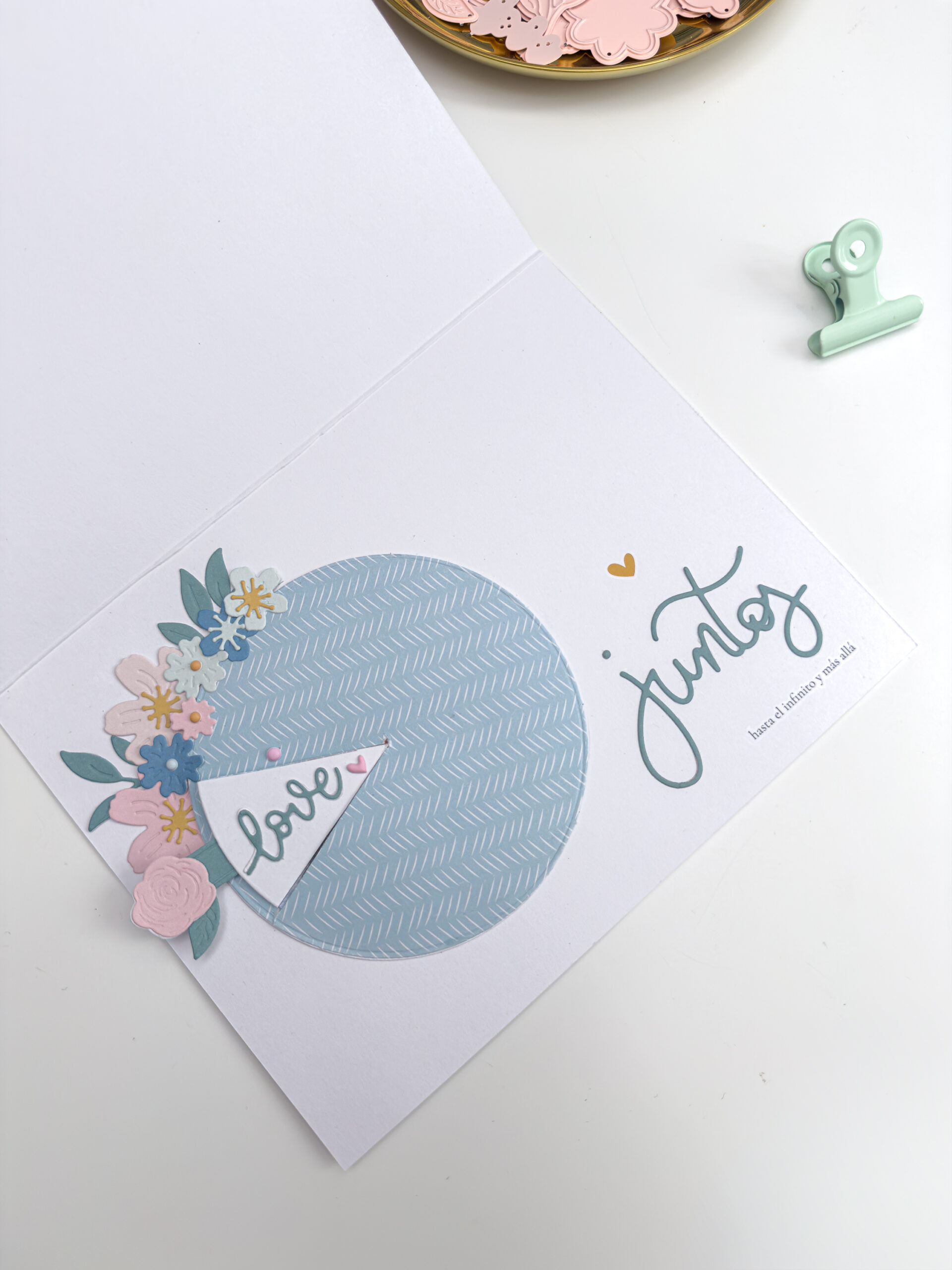 Tarjeta interactiva de scrapbooking con ruleta con la colección Maitia de Bihotzez Scrap.