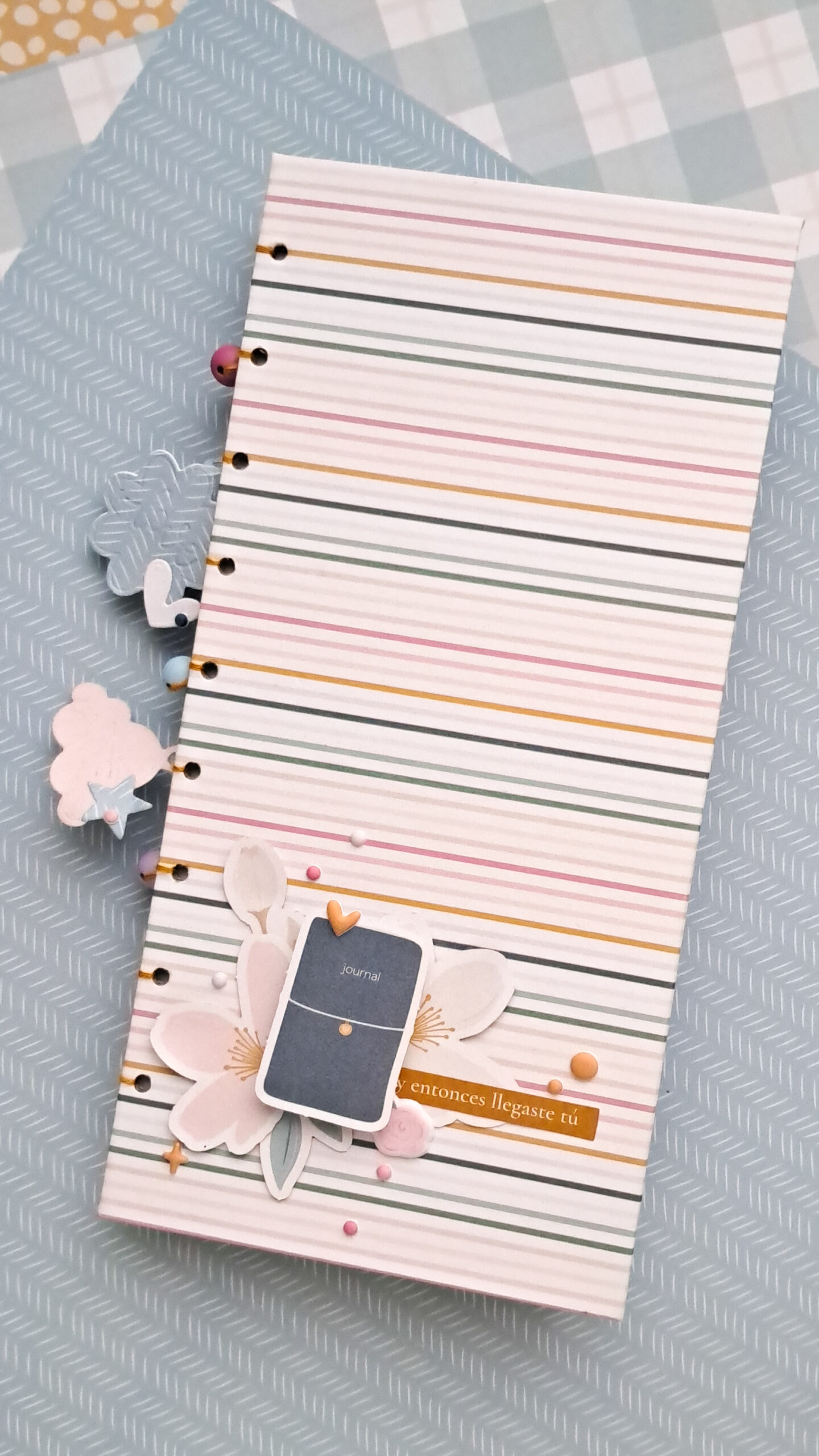 Mini álbum scrapbooking con encuadernación copta hecho a mano