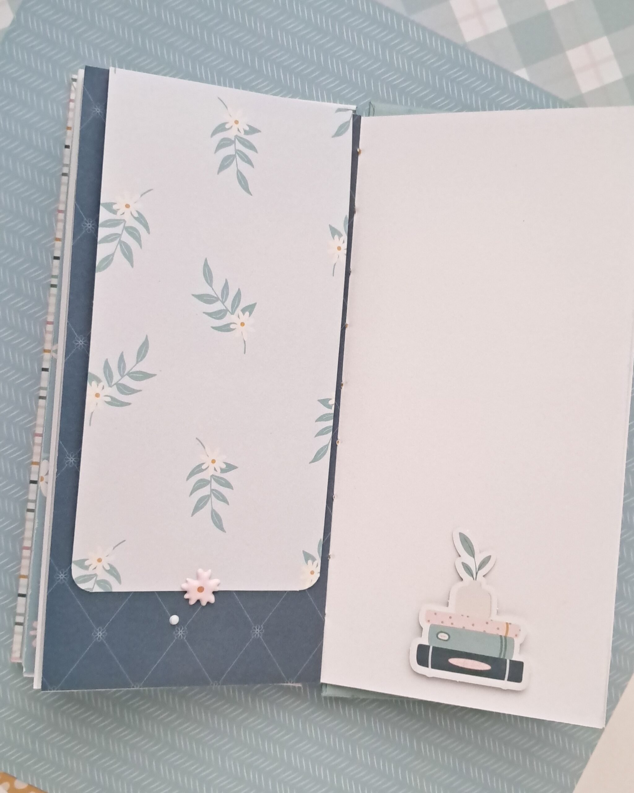 Página interior decorada con papeles y die cuts de scrapbooking de Maitia de Bihotzez Scrap