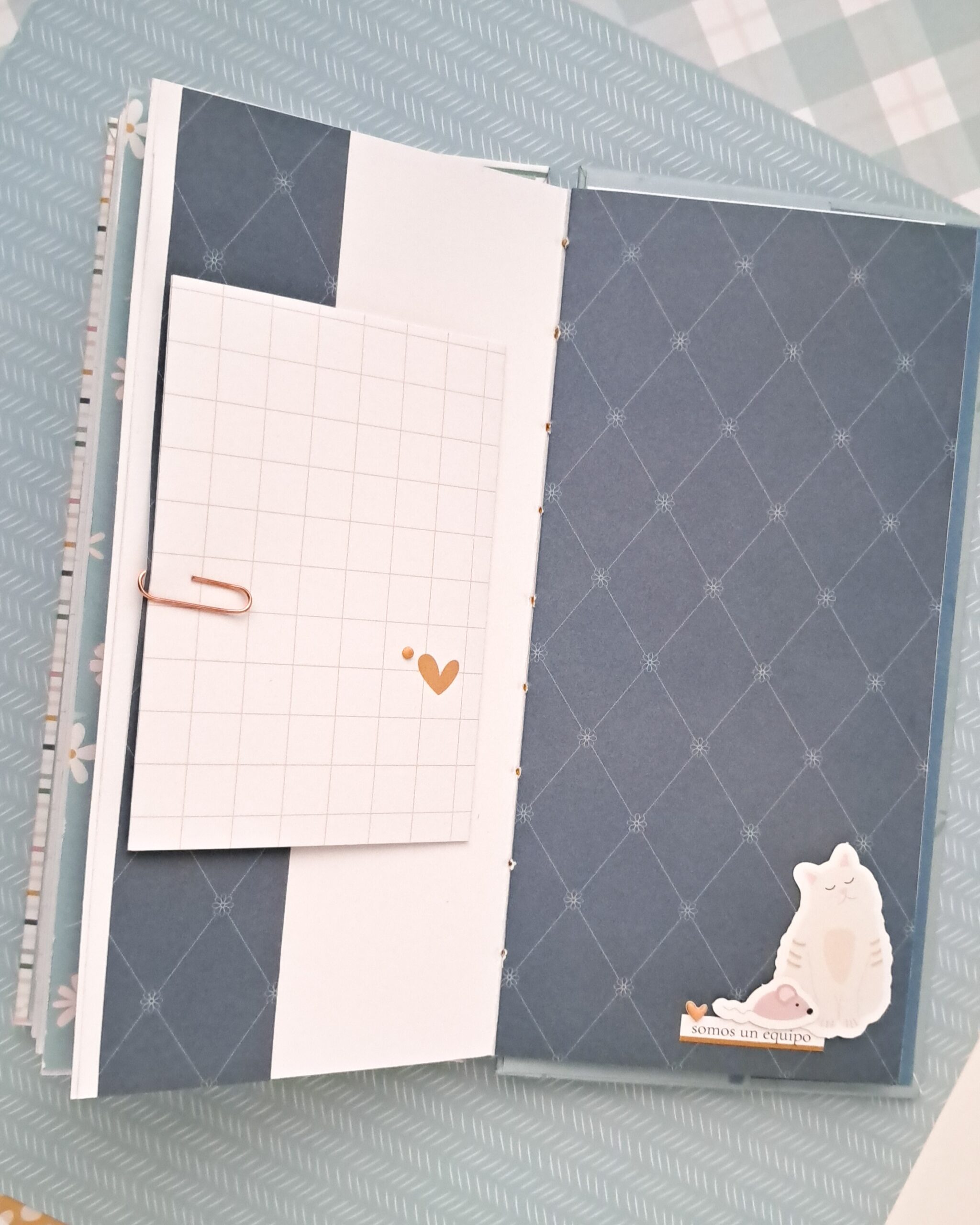 Página interior decorada con papeles y die cuts de scrapbooking de Maitia de Bihotzez Scrap