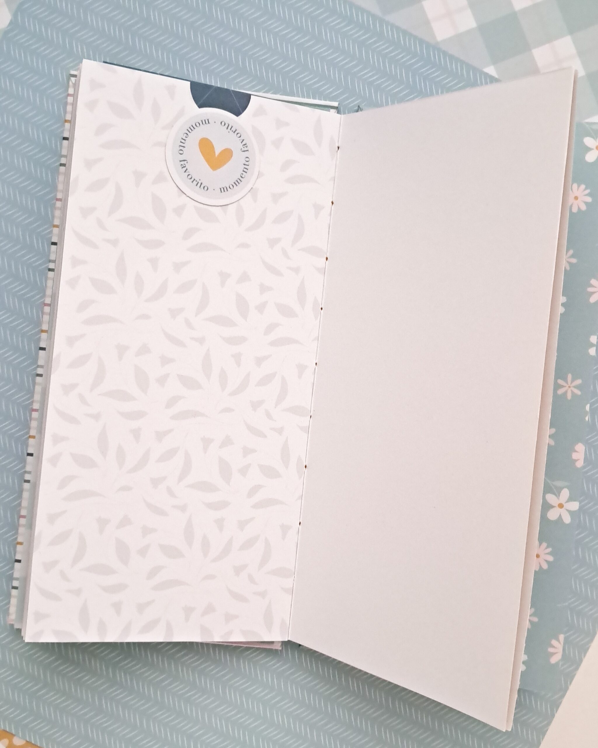 Página interior decorada con papeles y die cuts de scrapbooking de Maitia de Bihotzez Scrap