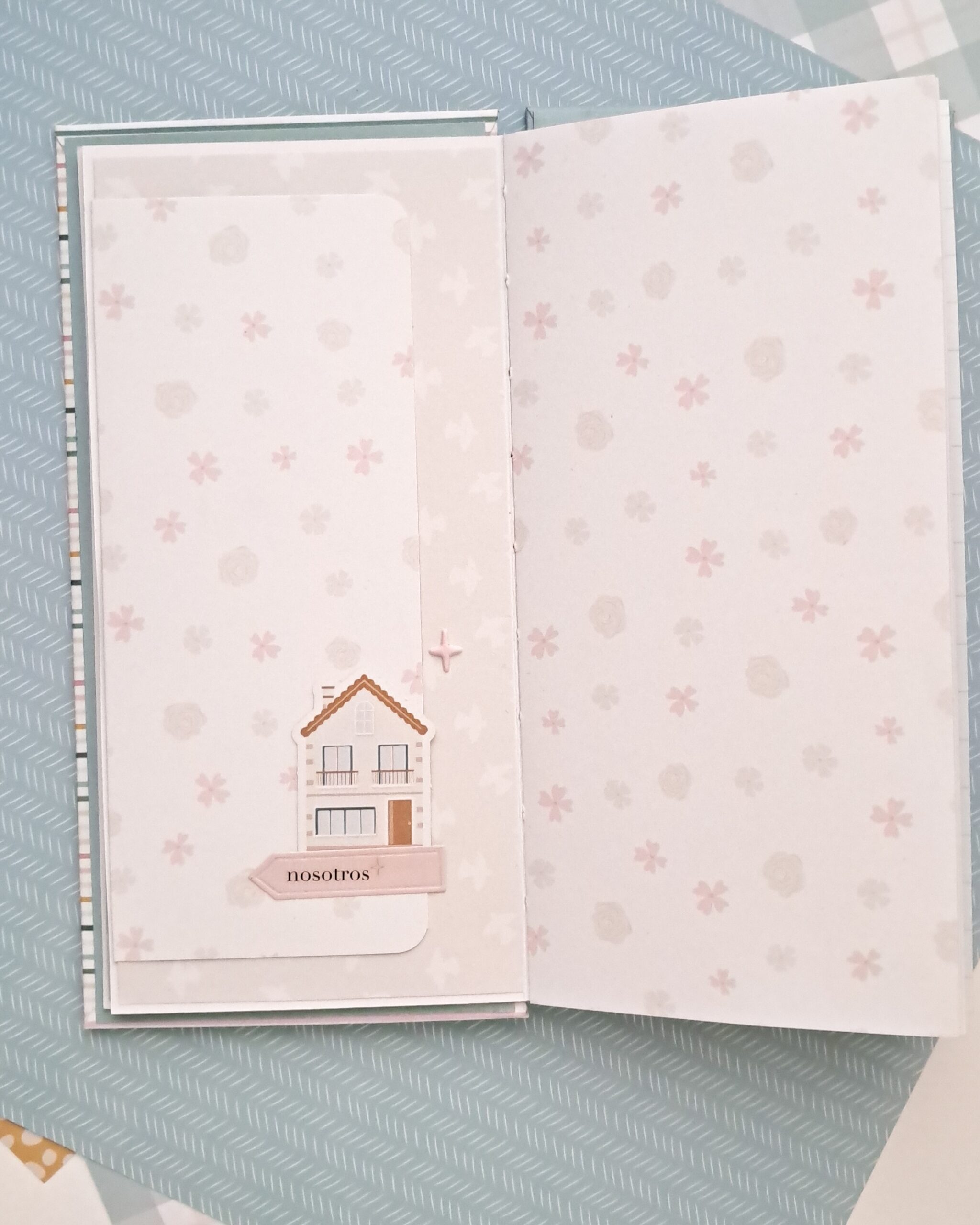 Página interior decorada con papeles y die cuts de scrapbooking de Maitia de Bihotzez Scrap