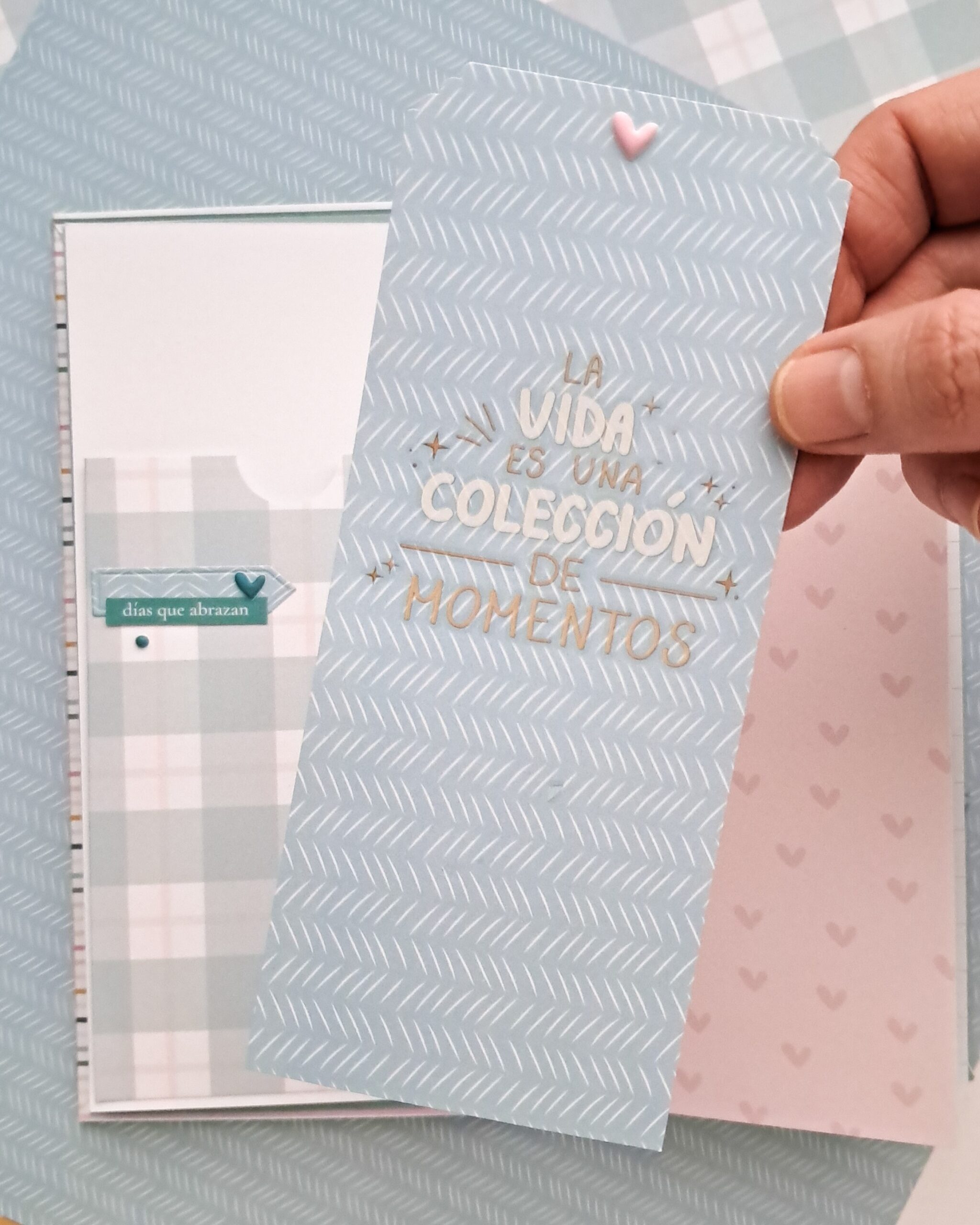 Página interior decorada con papeles y die cuts de scrapbooking de Maitia de Bihotzez Scrap