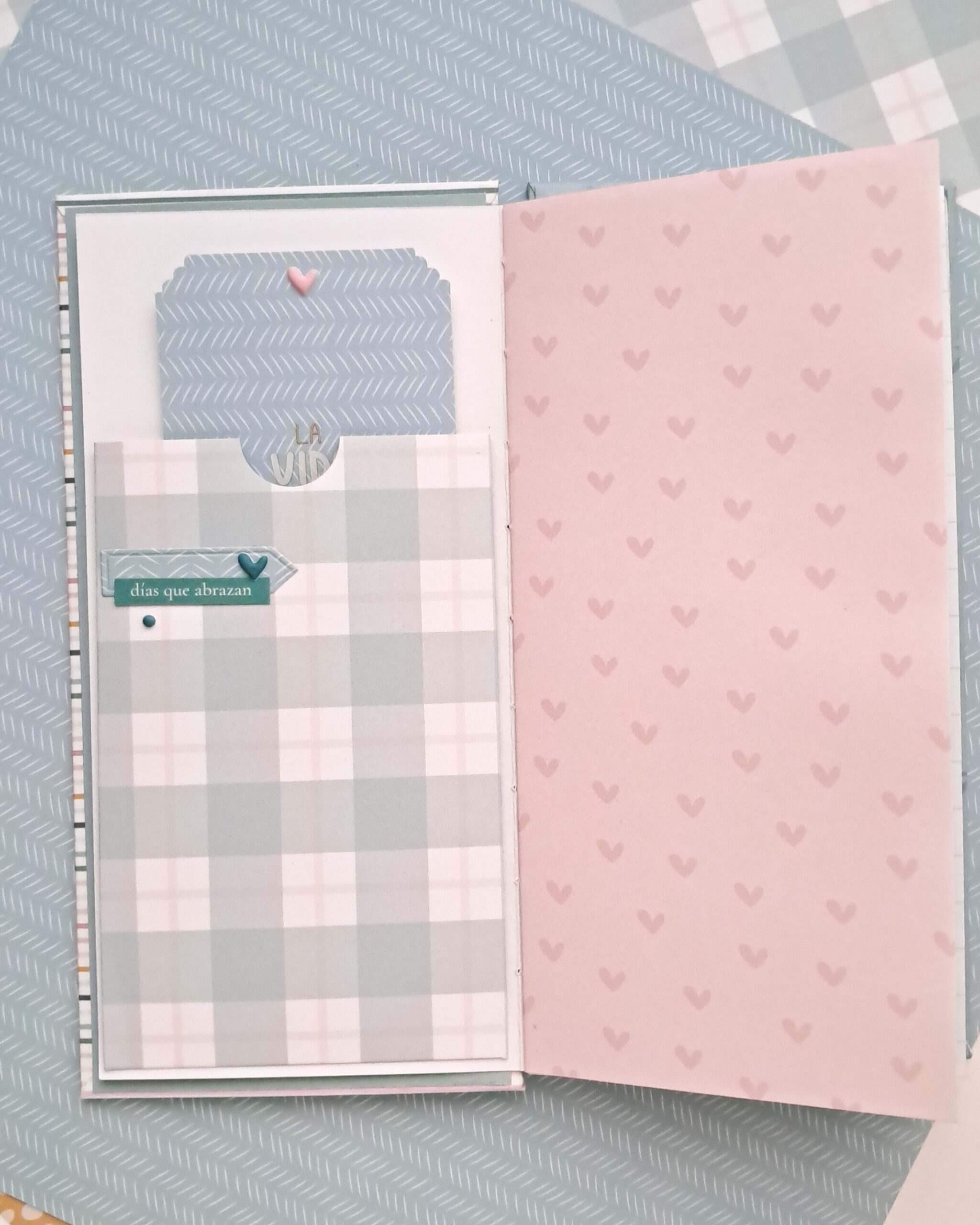 Página interior decorada con papeles y die cuts de scrapbooking de Maitia de Bihotzez Scrap