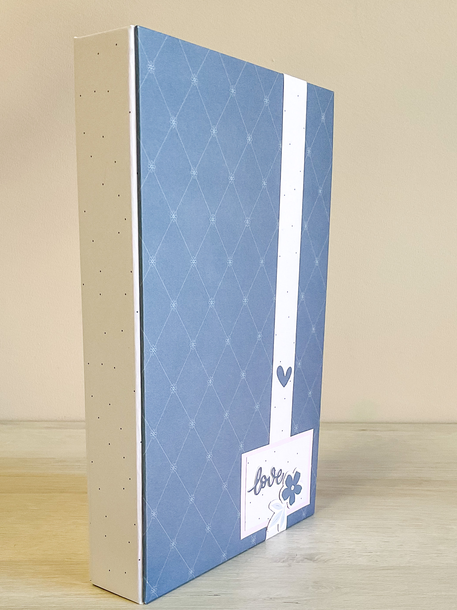 Portada de álbum handmade decorada con troqueles y papeles Maitia de Bihotzez scrap
