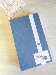 Portada de álbum handmade de scrapbooking decorada con troqueles y papeles Maitia de Bihotzez Scrap