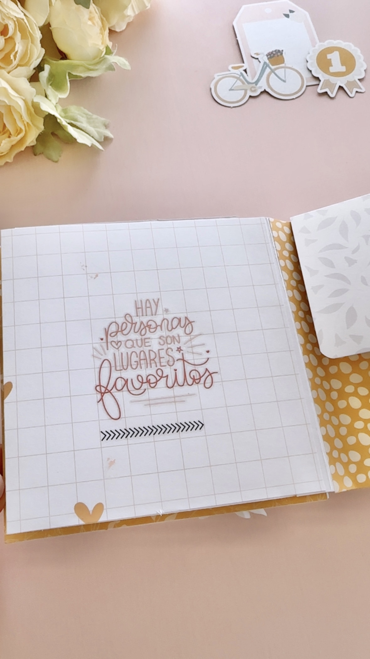 Detalle decorativo de mini álbum hecho con papeles y diecuts de la colección Maitia de bihotzez scrap
