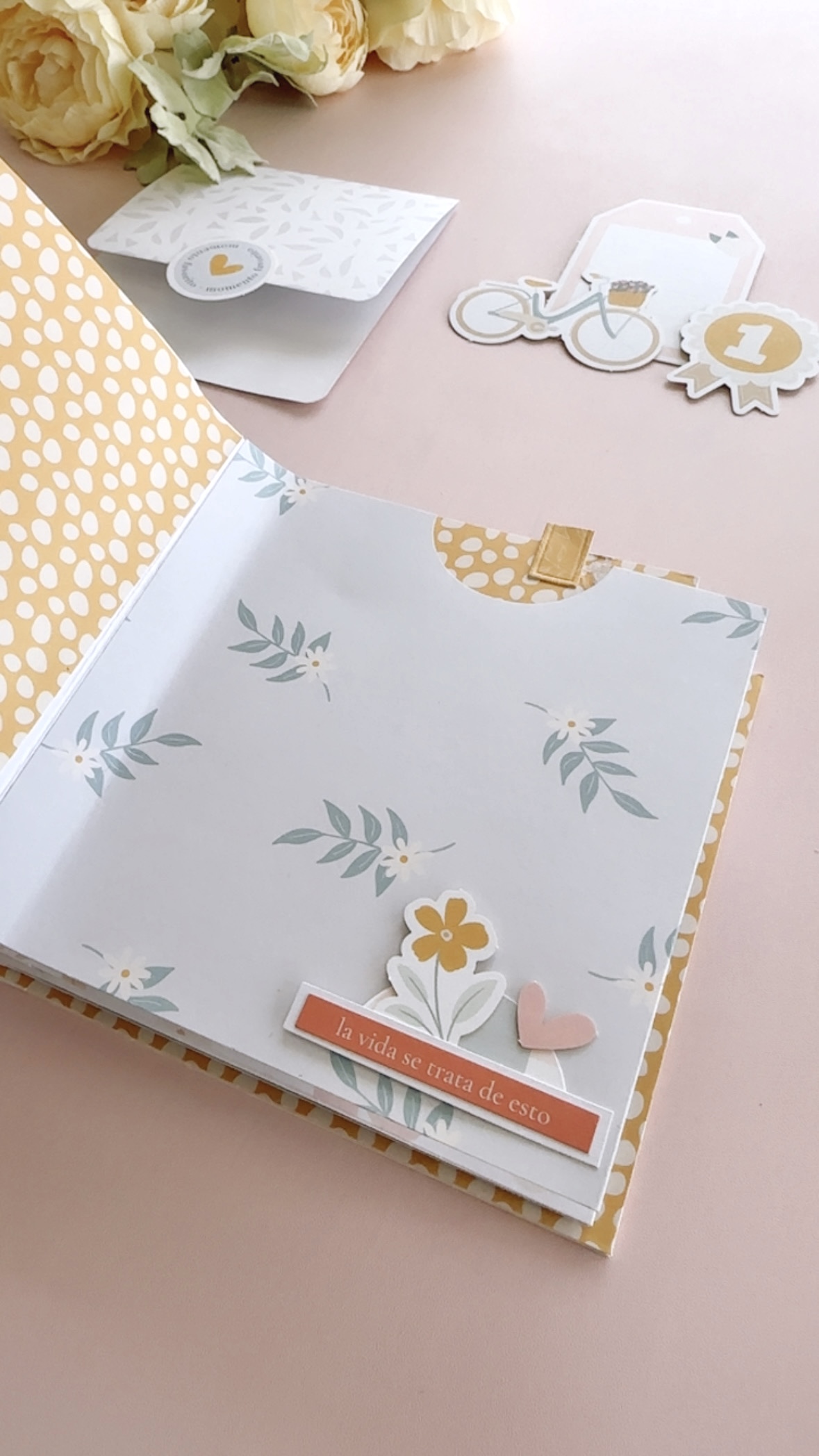 Páginas interiores con bolsillos para fotografías en mini álbum scrapbook. con maitia de bihotzez scrap
