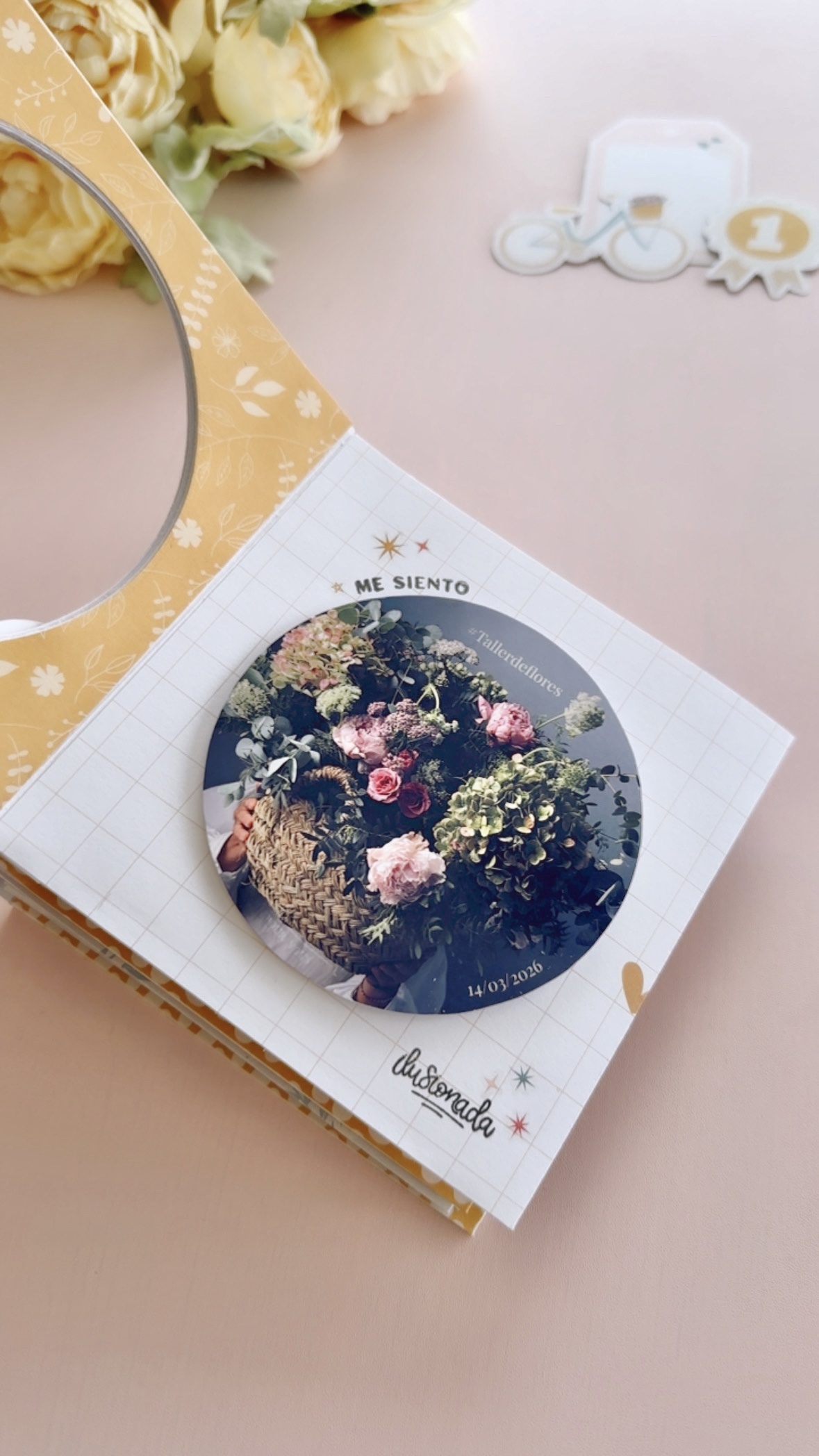 Portada de mini álbum scrapbook realizada con el troquel Ruleta y la colección Maitia DE BIHOTZEZ SCRAP