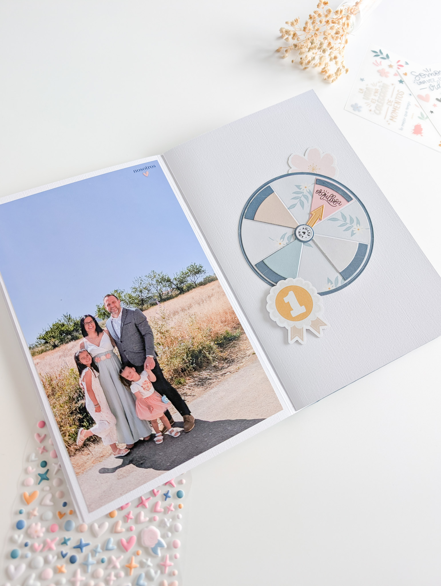 Detalle de decoración floral con papeles básicos y troqueles Maitia