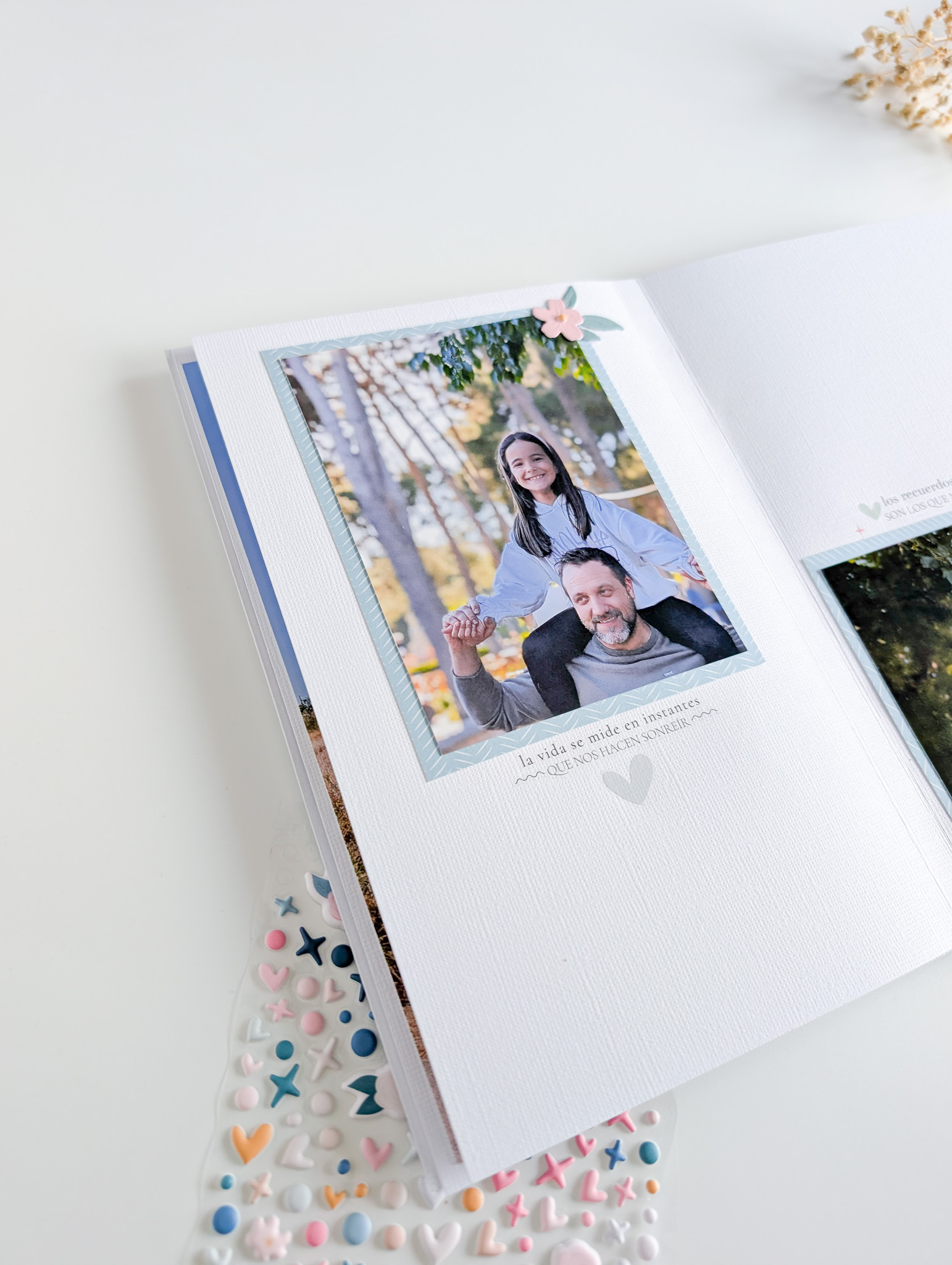 Álbum scrapbooking Día del Padre realizado con la colección Maitia de Bihotzez Scrap