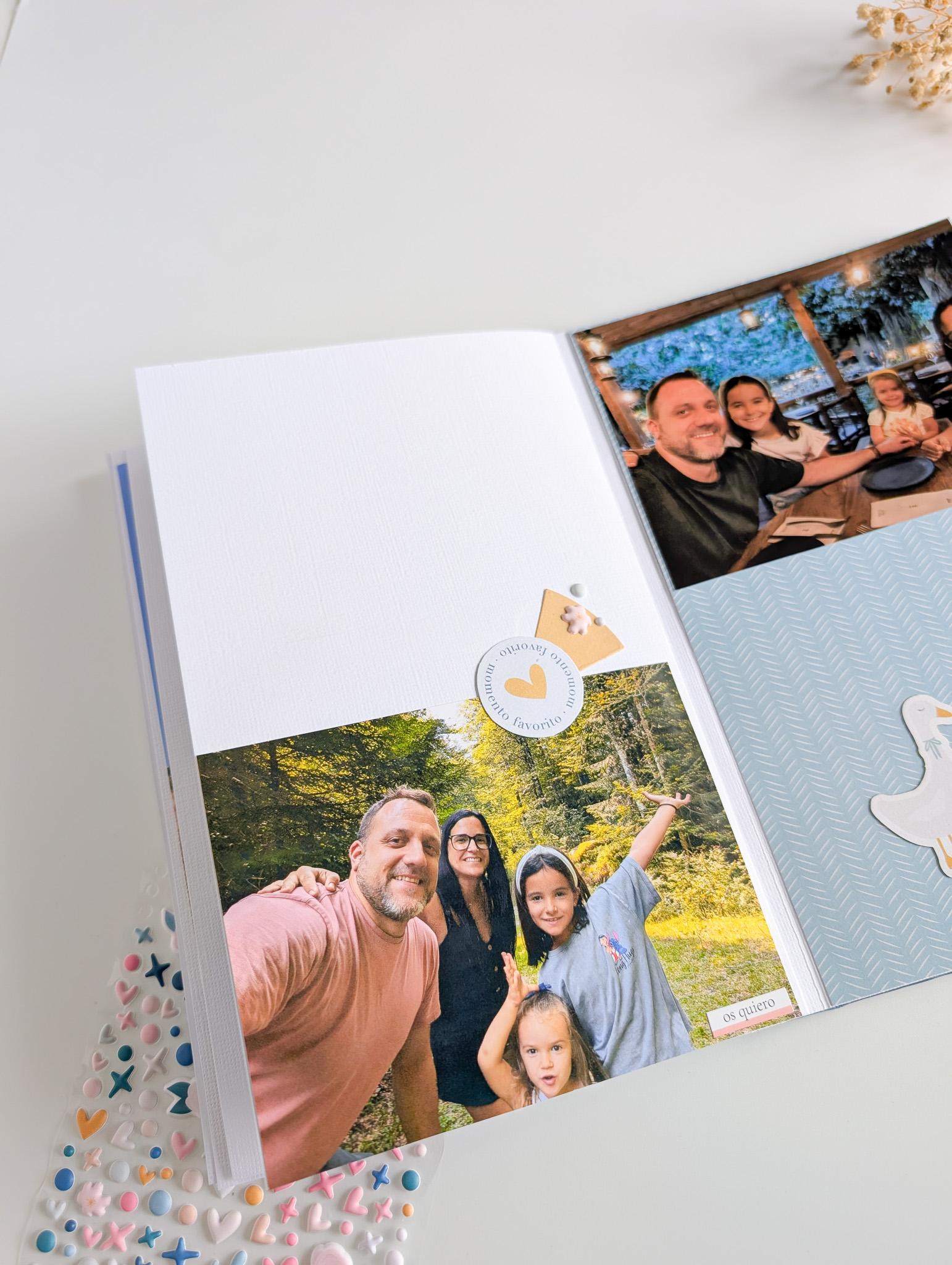 En la siguiente página realicé una pequeña decoración formada por dos ocas, un ribbon y la frase love que encontrarás en el troquel de flores.
