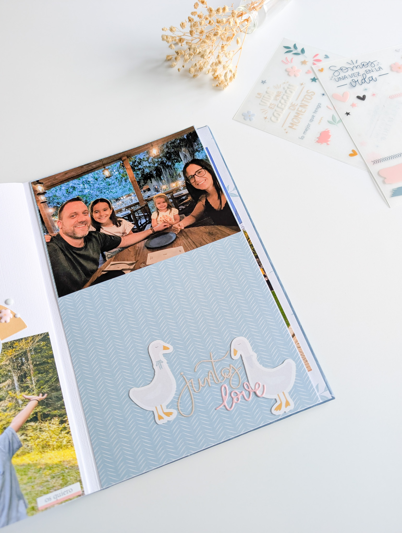 Página de álbum scrap con fotografías enmarcadas y rubbons decorativos con la coleccion de scrapbooking Maitia de Bihotzez Scrap