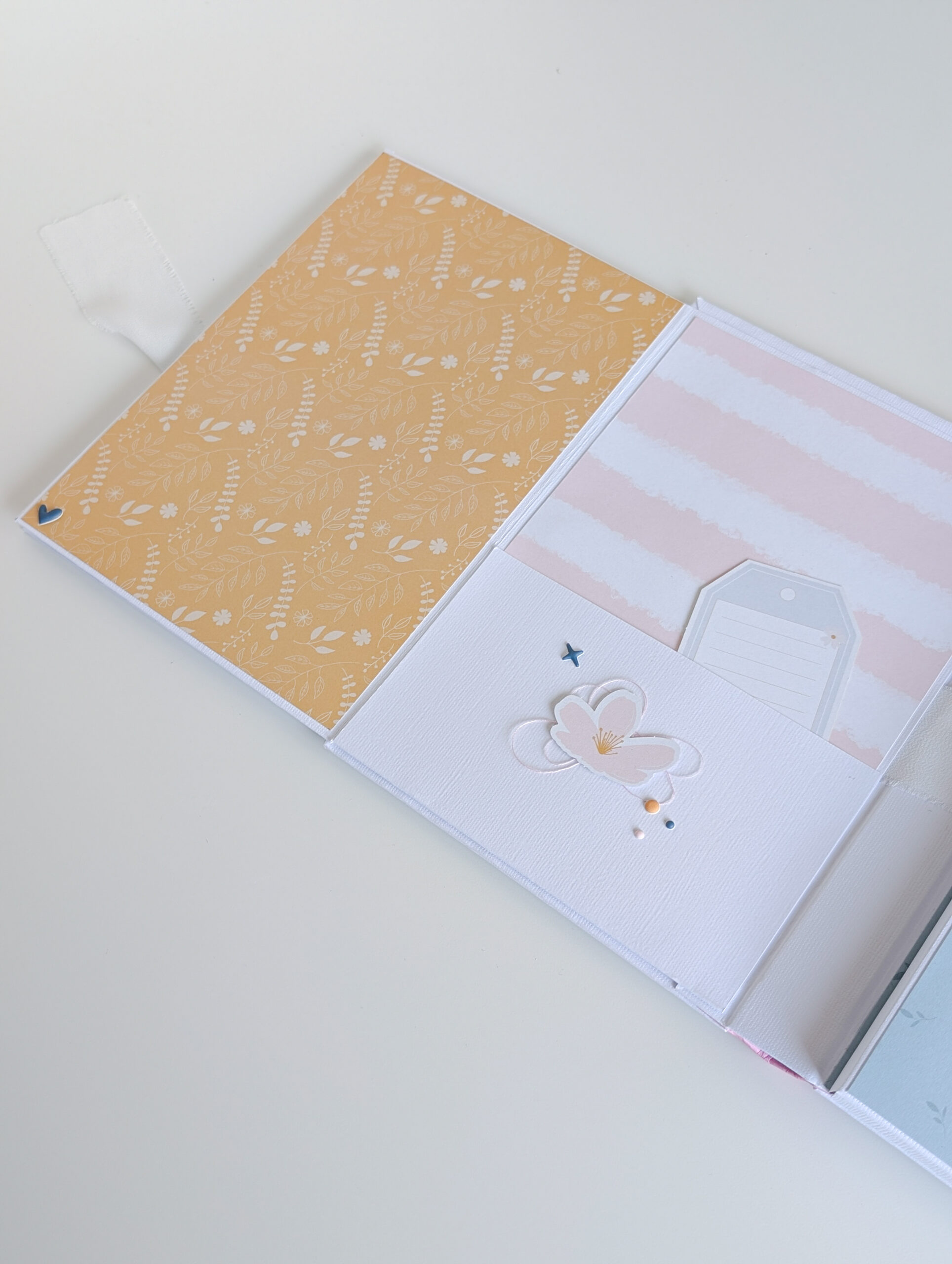     Interior con desplegable en zigzag decorado con die cuts y pegatinas puffy