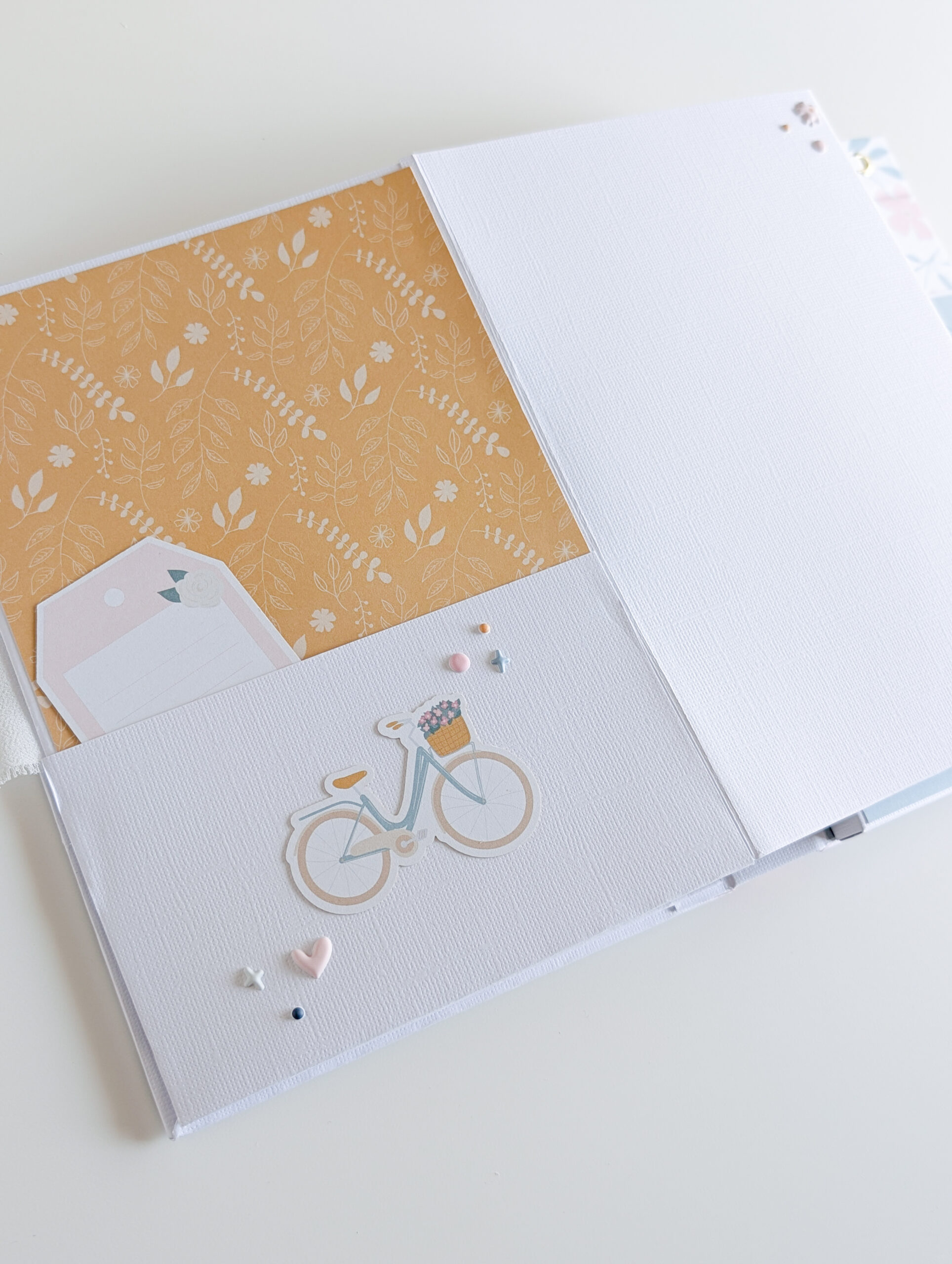     nterior con desplegable en zigzag decorado con die cuts y pegatinas puffy