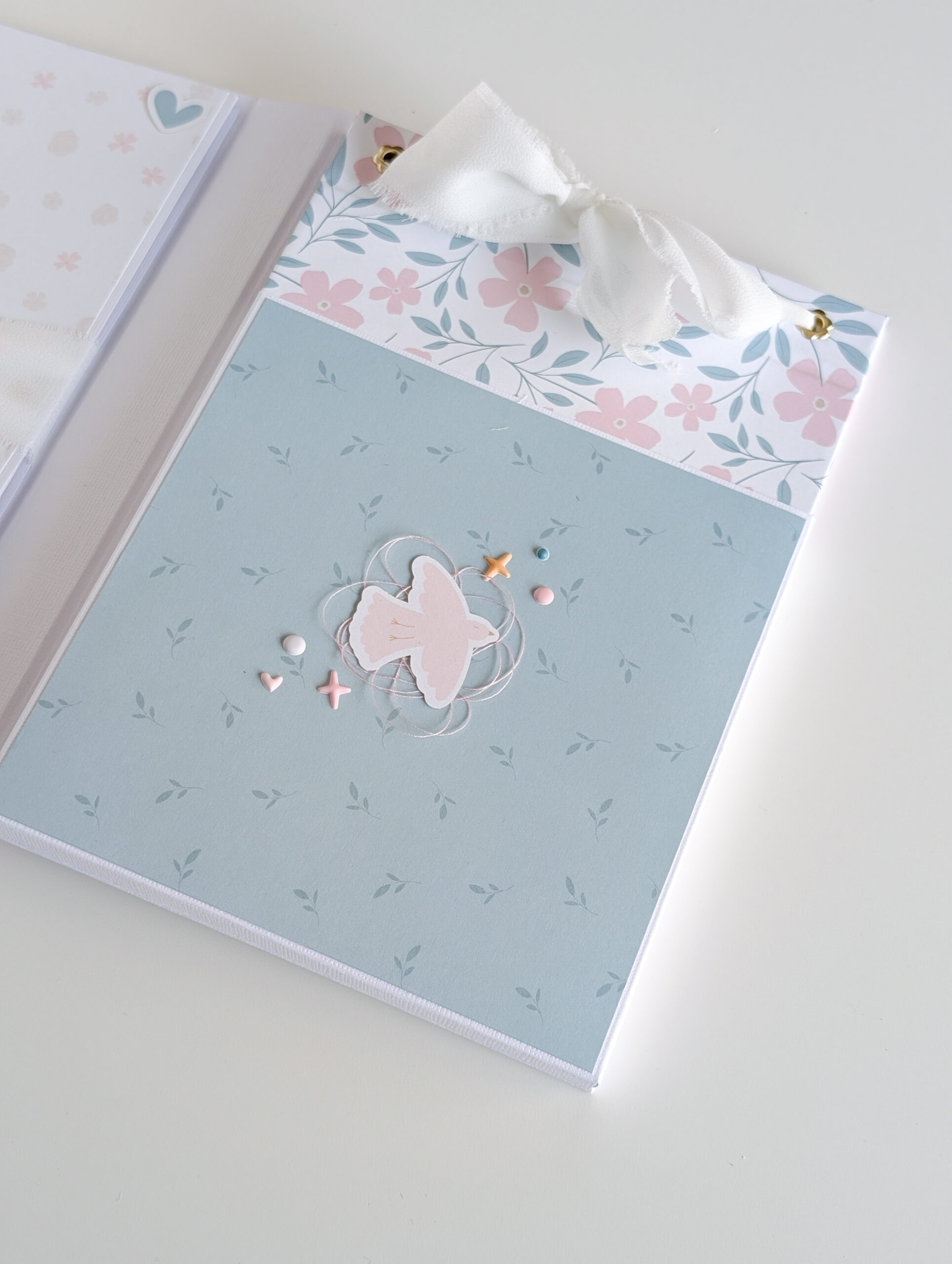     Cajita con cuaderno artesanal dentro de proyecto de scrapbooking Maitia