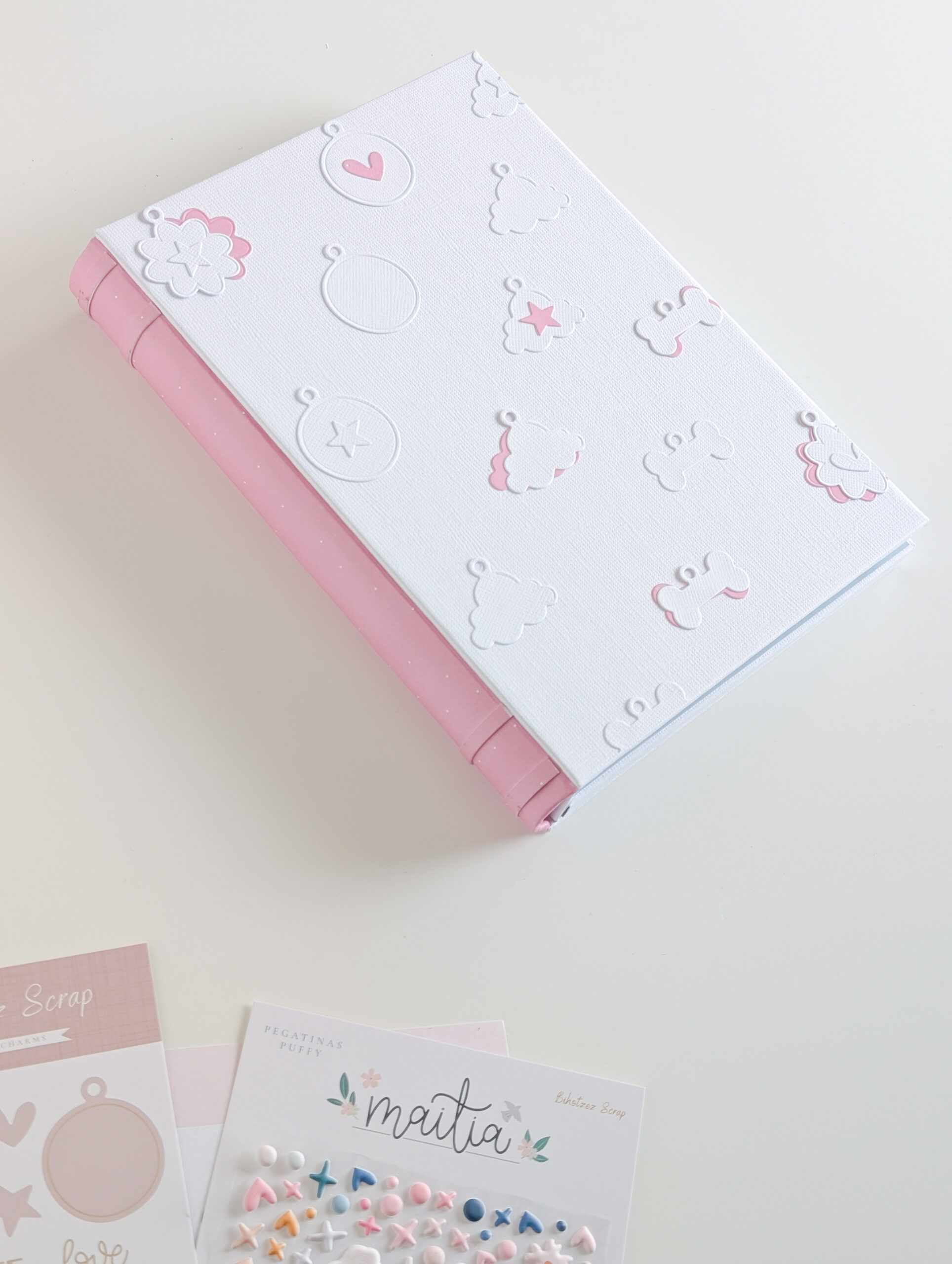 Libro de lomo curvo de scrapbooking realizado con la colección Maitia