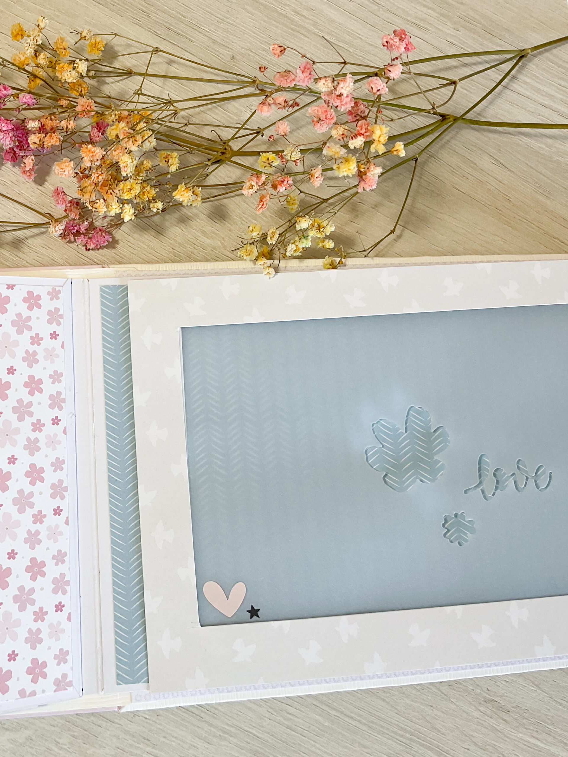     Detalle de vellum con foil en álbum scrapbooking