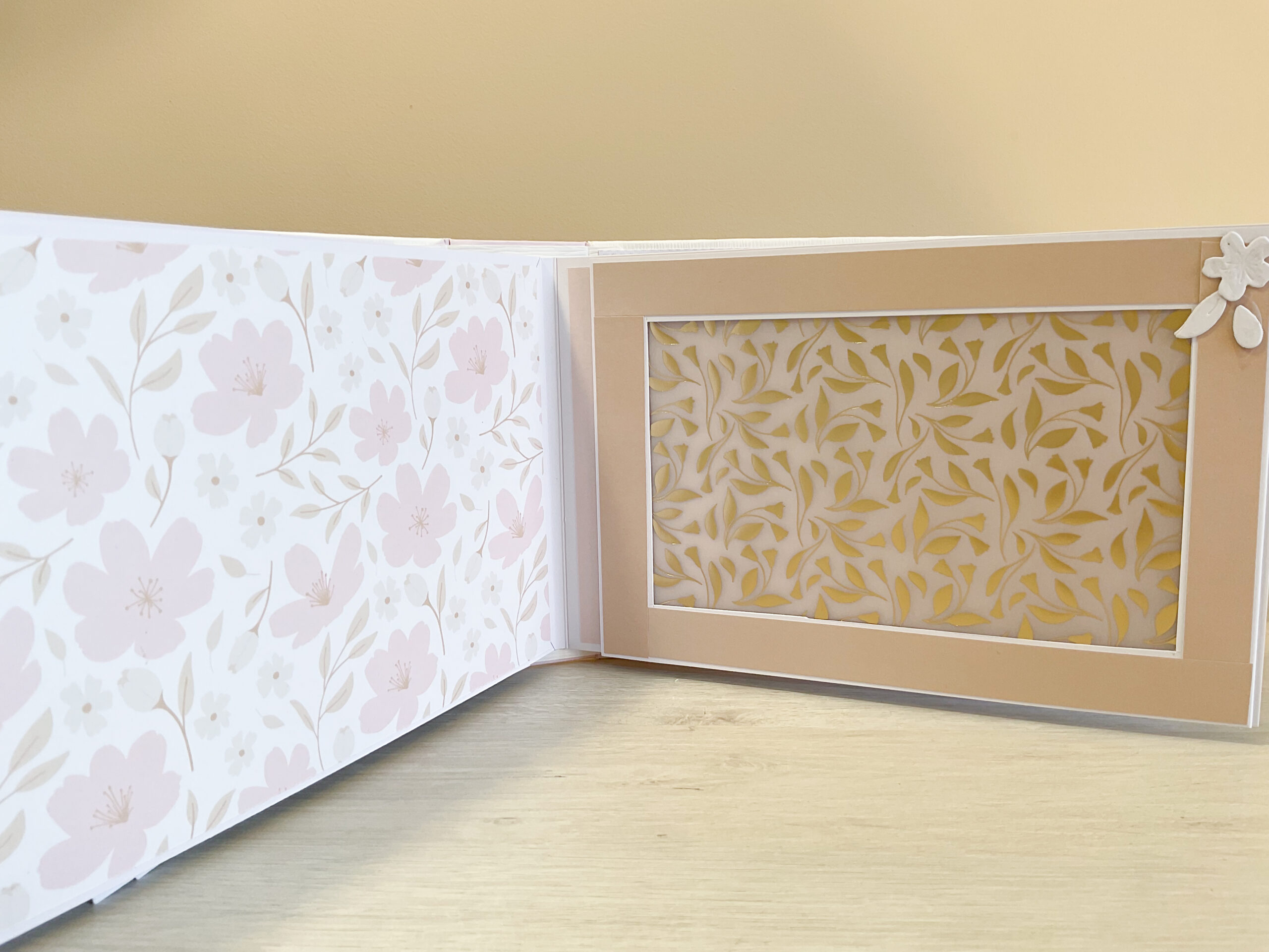     Detalle de vellum con foil en álbum scrapbooking