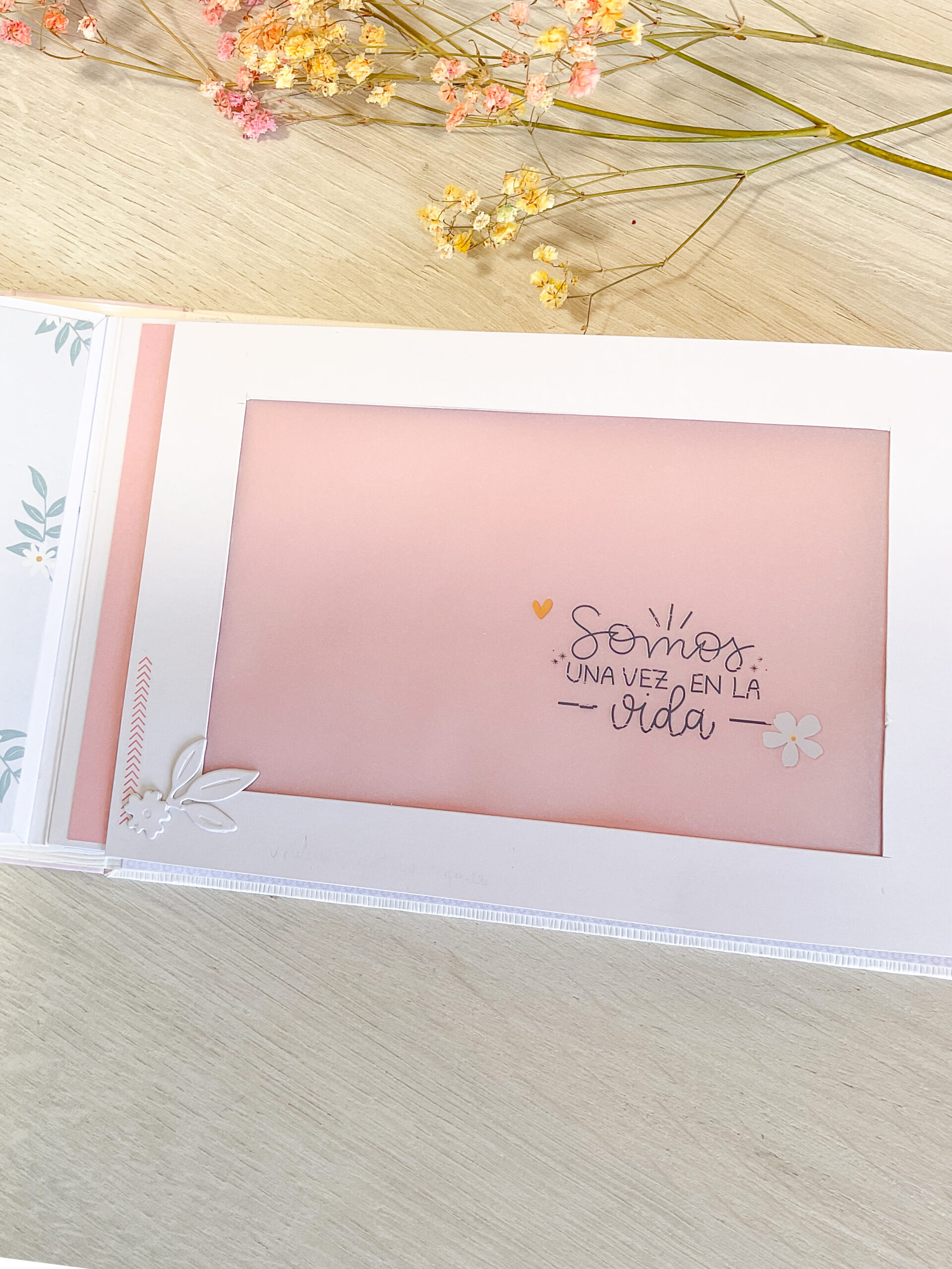     Detalle de vellum con foil en álbum scrapbooking
