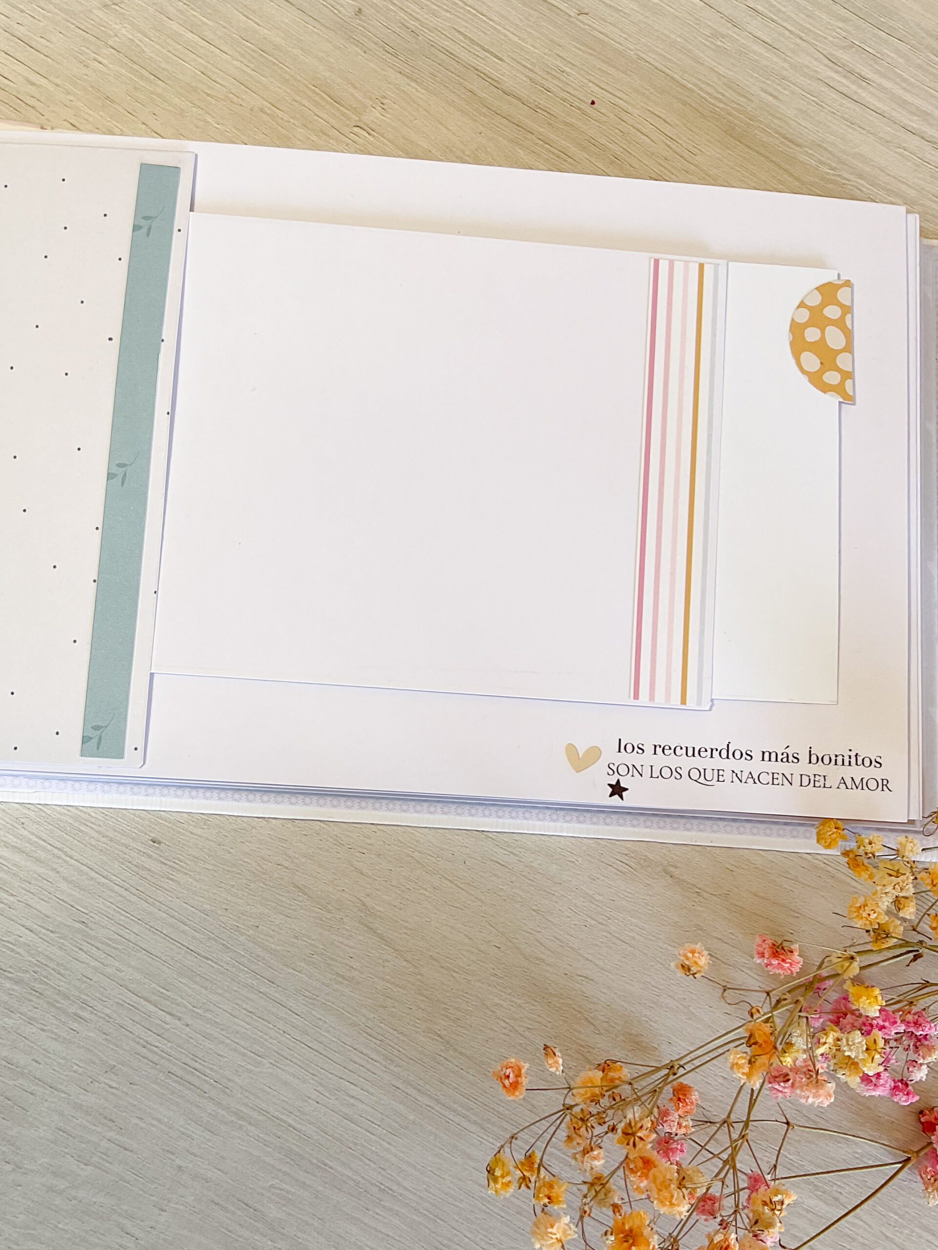     Detalle de vellum con foil en álbum scrapbooking