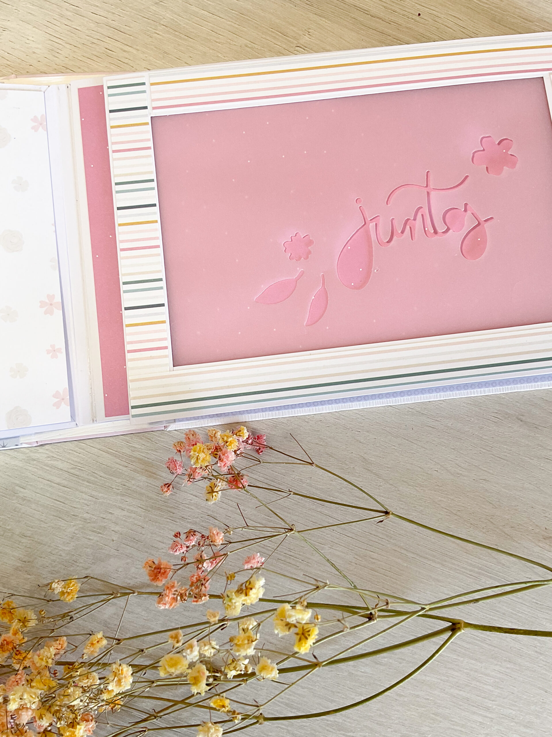     Detalle de vellum con foil en álbum scrapbooking