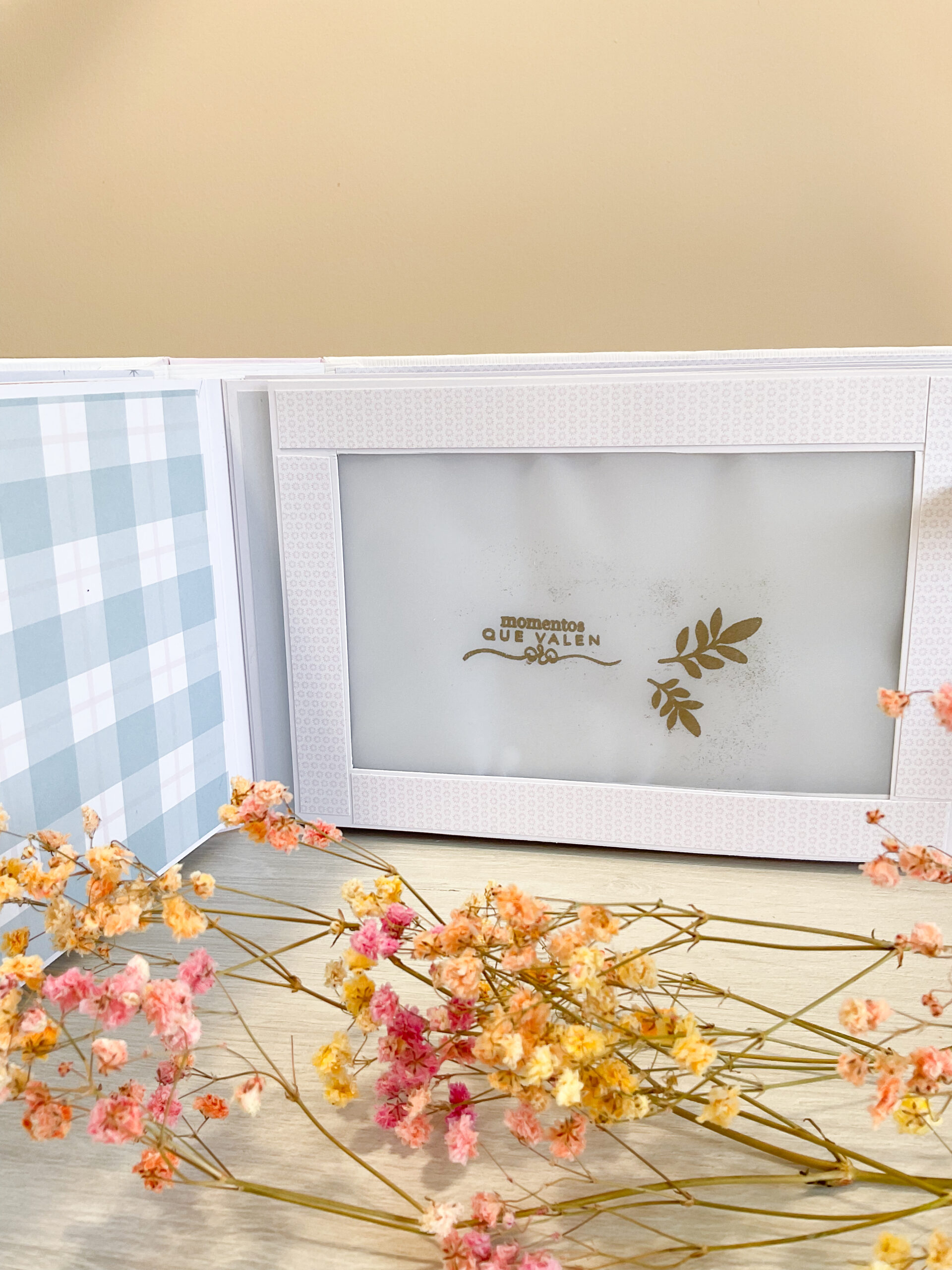     Detalle de vellum con foil en álbum scrapbooking