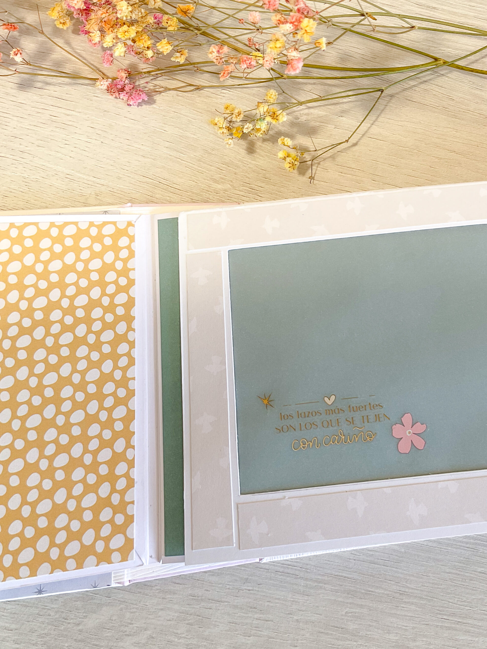     Detalle de vellum con foil en álbum scrapbooking