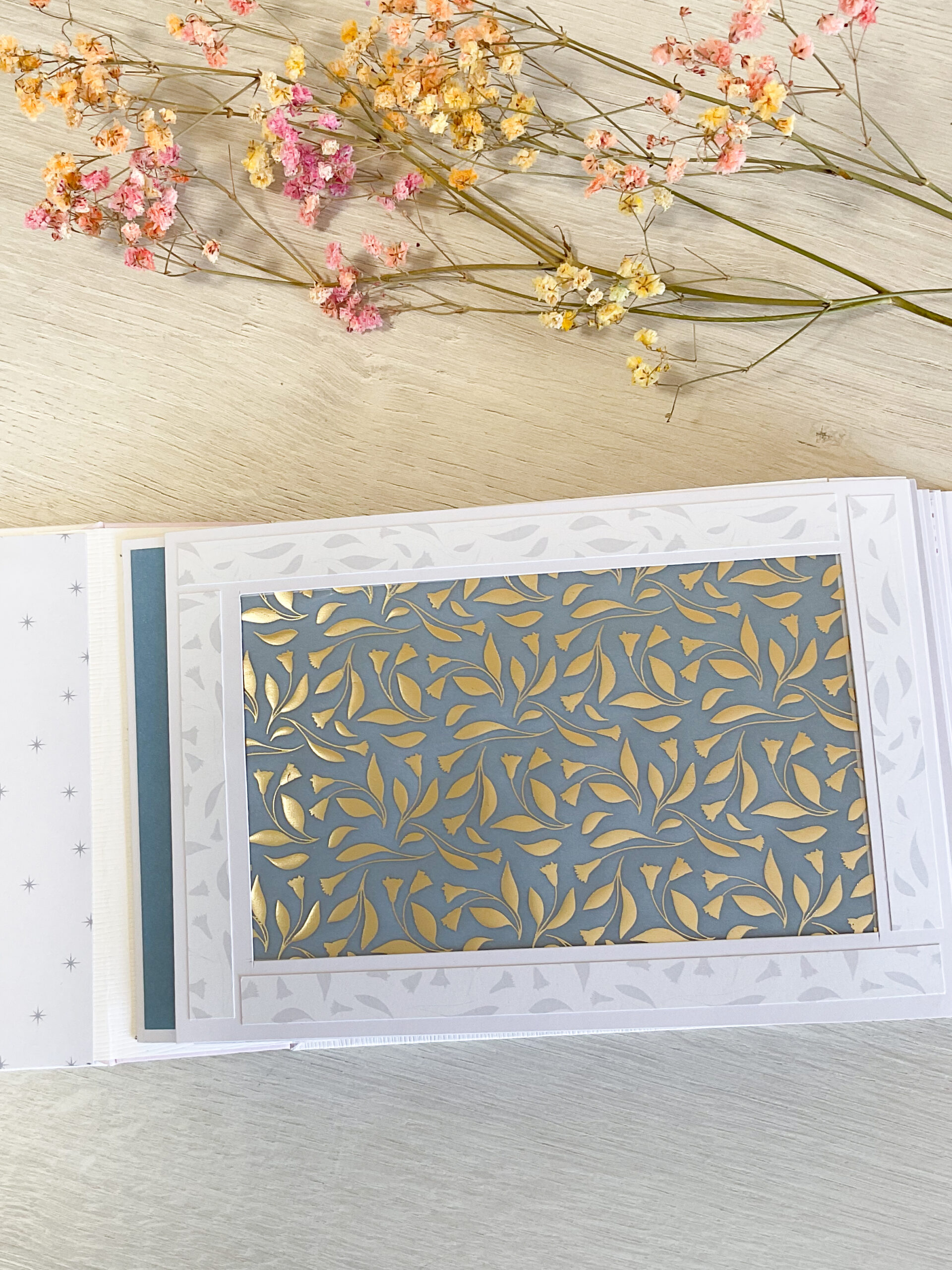     Detalle de vellum con foil en álbum scrapbooking